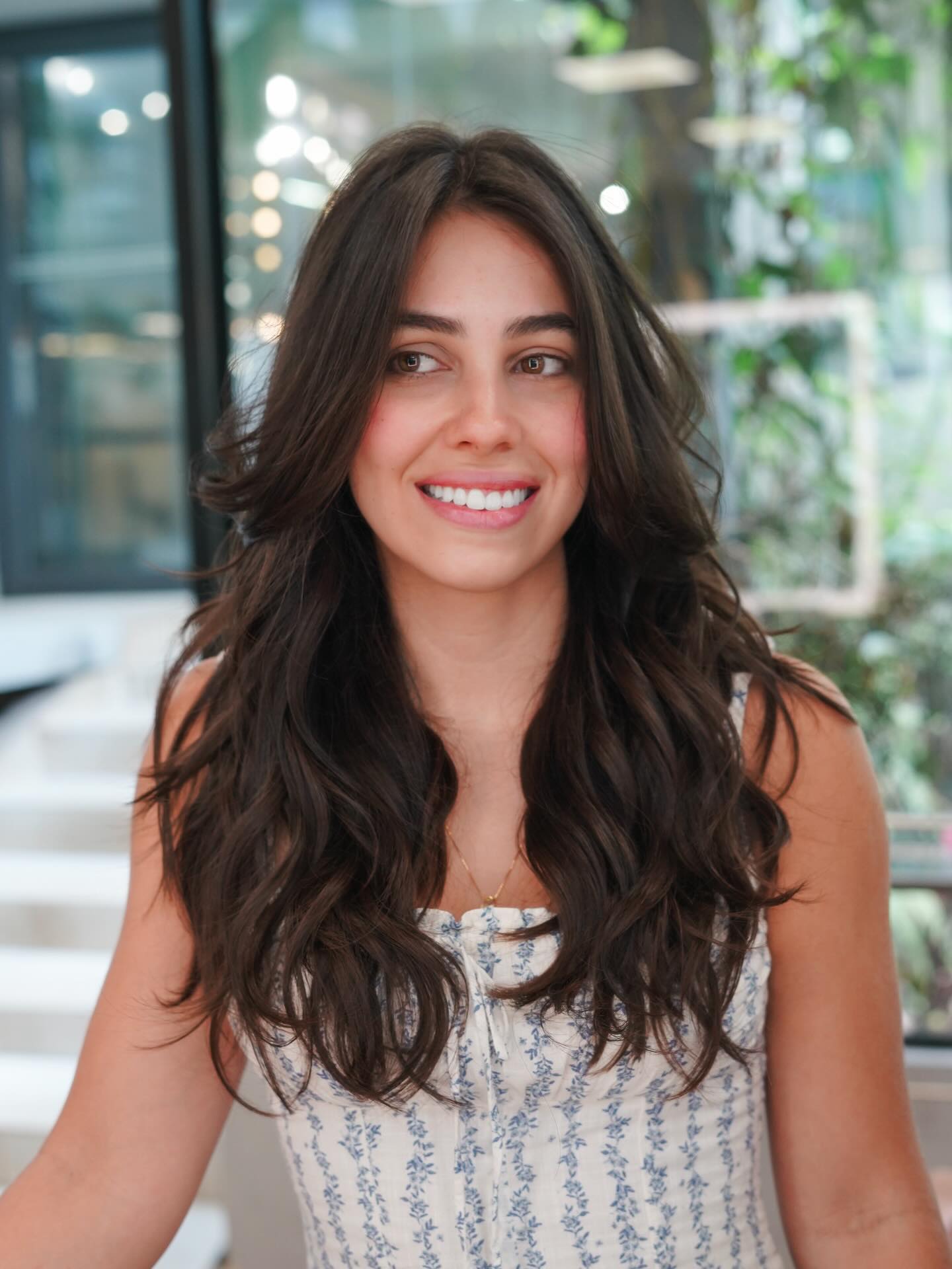 Finalizando o ano com um corte perfeito!
A cliente pediu poucas camadas e um cabelo que desse leveza.
O corte é de baixa manutenção e eu uso as mesmas técnicas, que muda é a intensidade, como eu aplico as técnicas do corte em cada cabelo.
Escolha essa mudança para você em 2026! 🥂