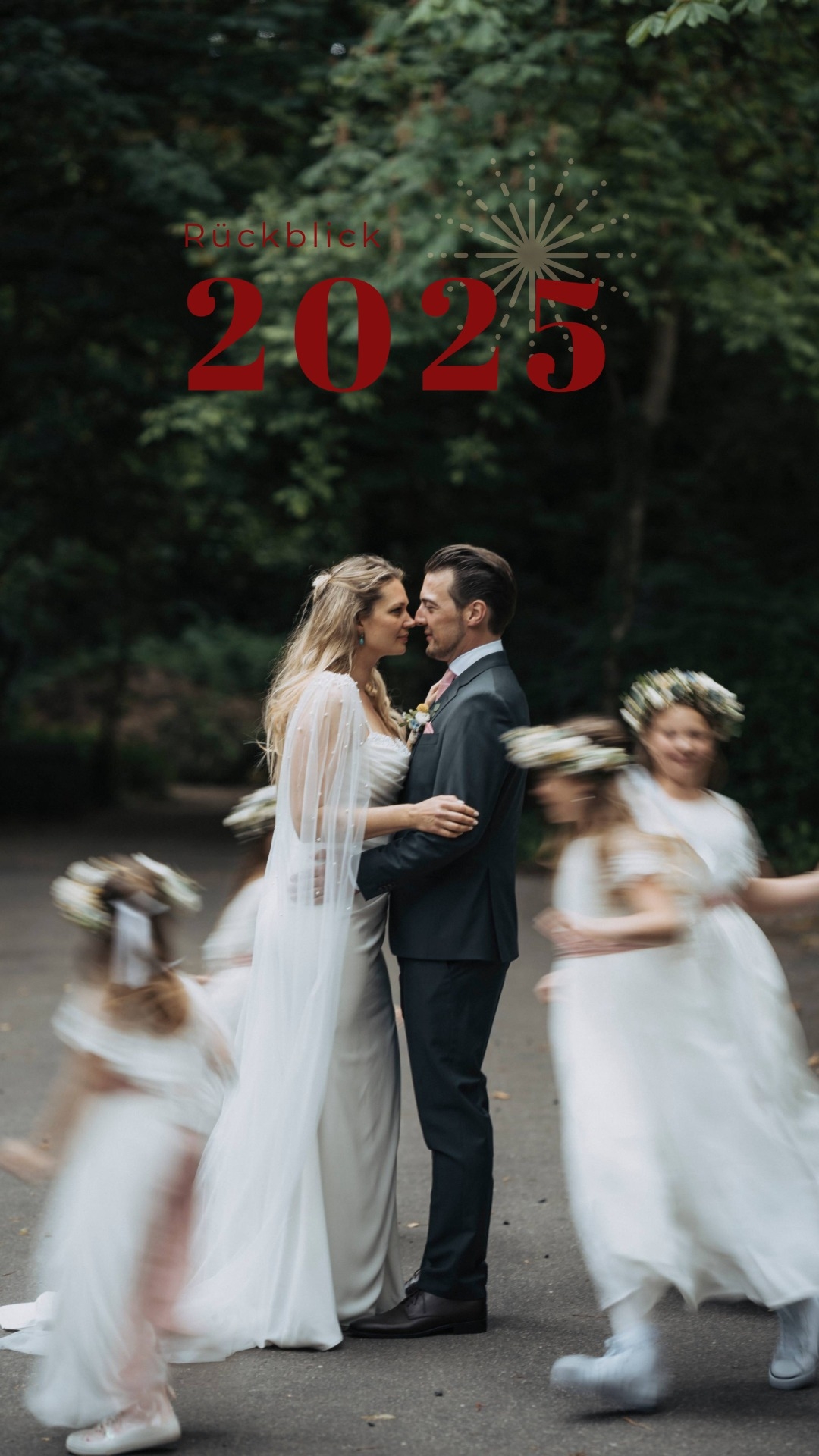 Ich habe heute den Tag für einen Rückblick genutzt und ich bin wirklich so dankbar für die Begnungen und Erfahrungen in diesem Jahr.
Das Jahr 2025 war für mich bisher nicht nur eine Aneinanderreihung von Terminen, sondern eine Reise durch die schönsten Emotionen, die man sich vorstellen kann.
An meine Brautpaare:
Danke, für Euer Vertrauen und die unvergesslichen Momente die ich für Euch festhalten durfte. Jedes Mal, wenn ich miterleben darf, wie ihr euch die Hände reicht und „Ja“ zueinander sagt, ist das ein Privileg, das ich niemals als selbstverständlich ansehe. Ihr habt mich in 2025 daran erinnert, dass die Liebe die stärkste Kraft ist, die wir haben – egal, wie laut die Welt da draußen manchmal ist.
An meine geschätzten Kollegen:
Hinter den Kulissen dieser magischen Momente stehen Menschen, die ich heute mehr denn je als meine „Wedding-Family“ bezeichne. Danke für den Austausch, das gemeinsame Lachen, die gegenseitige Unterstützung im Stress und die Leidenschaft, mit der ihr diesen Beruf lebt. In 2025 habe ich einmal mehr gelernt: Wie Einzelkämpfer können nur gemeinsam wachsen.
Ich gehe mit einer großer Dankbarkeit aus diesen Begegnungen hervor. Jedes Gespräch, jede Freudenträne und jedes Lächeln hat dieses Jahr zu etwas Besonderem gemacht.
Auf die Liebe, auf die Freundschaft und auf alles, was noch kommt!
#Hochzeit2025 #Dankbarkeit #WeddingCommunity #LiebeVernetzen #BrautpaarMomente #DienstleisterMitHerz #2025Reflektion