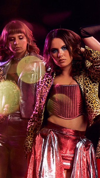 Brimming with energy, passion and heat, Dizzy Days has ignited the scene with their disco-dance pop anthems that resonate with young and old alike. In this fiery four-piece, lead vocalist Aisling O’Byrne leads the charge with an electric stage presence and soulful wit, flanked by the mesmerising bass lines of Bridgette Dabinett, the sparkling guitar riffs of EJ Carey and the energetic drums of Mikaela Swan.
Resident journo @hazelmeimusic chatted to @dizzydaysband at @woodfordfolkfestival about their shows and 2026 plans 🕺