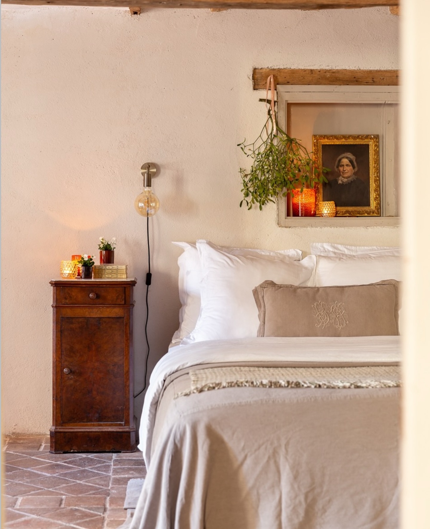 Comme le propose @mfchmagazine, “let’s put 2025 to bed” avec cette belle photo d’une des chambres de la Petite Maison Pieuse, issue du superbe reportage de @featuresandmore et @morganevl.photography dans le dernier @mfchmagazine !
Nous vous souhaitons à tous un très beau réveillon !
#reveillon #byebye2025 #maisondevacances #puisaye #frenchinteriors