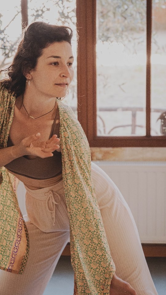 Ce qui m'a touché dans la rencontre du yoga, c'est cet espace de non performance, ni même d'esthétisme. Je déplore que les réseaux ne renvoient pas cette profondeur si douce à vivre lorsque l'on arrête de s'accrocher au résultat.
Cet état d'être, je le traverse dans chacune de mes pratiques en mouvement et ça restera toujours ma ligne de conduite. C'est toute cette liberté que nous avons exploré chez @yogabaiona lors de l'atelier "Éclore : danse intuitive"
Et toi, tu bouges pour quoi ?
#Eclore #SeRetrouverParLeCorps #DanseIntuitive #YinYoga #mouvementdansé