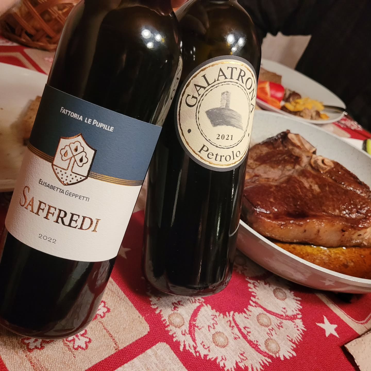 Tuscany for the best steak of the year. Why not Greece?
I had great wines in stock. And great things have been happening in Greece over the last five years or so. But it’s often about individual achievements. Sometimes, Italy simply earns my respect.
Not Amarone. Not Barolo.
But having the guts to show France how it’s done for around €100.
Two wines.
100% Merlot from @petrolowinery (Galatrona!) and a Bordeaux blend with a slight advantage for Cabernet Sauvignon from @fattorialepupille__official (Saffredi!).
I had the former earlier this year, alongside some of the best Greek Merlots of the year (@lacules_estate, @domainehatzimichalis, @jima.winery). You might have read about that tasting here. The Greek wines did really well. But Galatrona 2021 stole my heart.
I had it again today with the best steak in the world (prepared by my mother-in-law — and yes, I really mean it). For me, almost the perfect wine.
Buuuut … then came Saffredi.
I had double-decanted both wines — the blend three hours in advance, the “mellow” Merlot 1.5 hours before the meat was served. A mistake? Perhaps.
I served the Galatrona first. So much fruit. So much power. So much tannin, too. Mouth-coating fullness, wonderful bloody aftertaste.
Still.
Saffredi was just there. Unwavering. Asking: Why didn’t you trust me?
I should have.
Having had the @domainedechevalier 2016 just two days ago (with almost exactly the same grape ratio), I somehow thought the blend needed more air. Never doubt a Super Tuscan!
What a wine.
Galatrona is FANTASTIC. 97++ points. Might reach 99.
But Saffredi is 98+.
To get a wine from Bordeaux with this prospect, you’d have to pay twice as much.