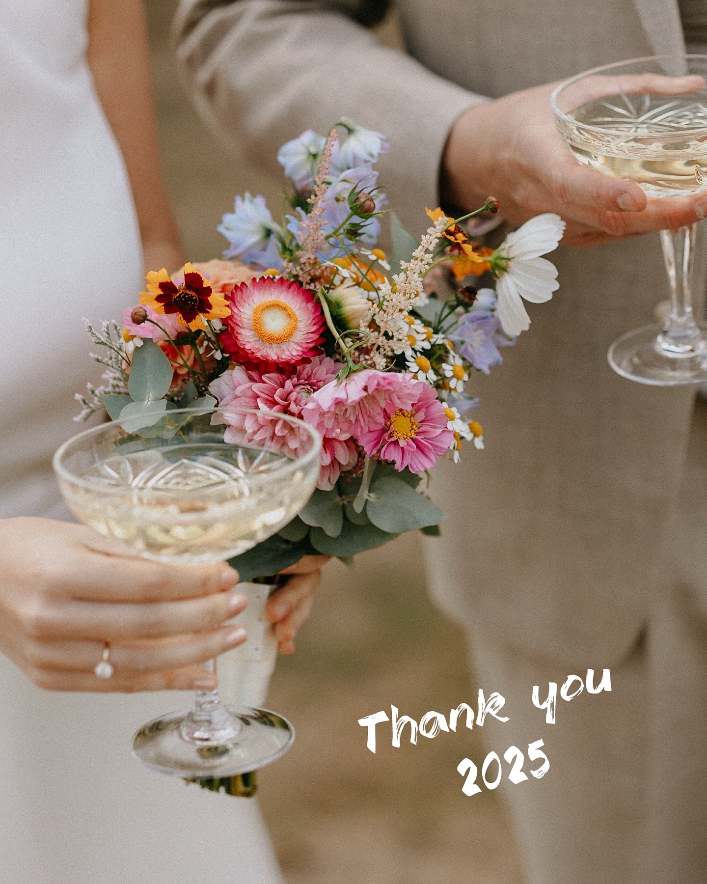 Thank you 2025 💛
Voor wat goed was: blijf gerust hangen.
Voor de rest: deur dicht, licht uit, ciao’kes bye’kes.
Op naar 2026 met meer lef, meer liefde en meer mama’s op de foto. 🤘