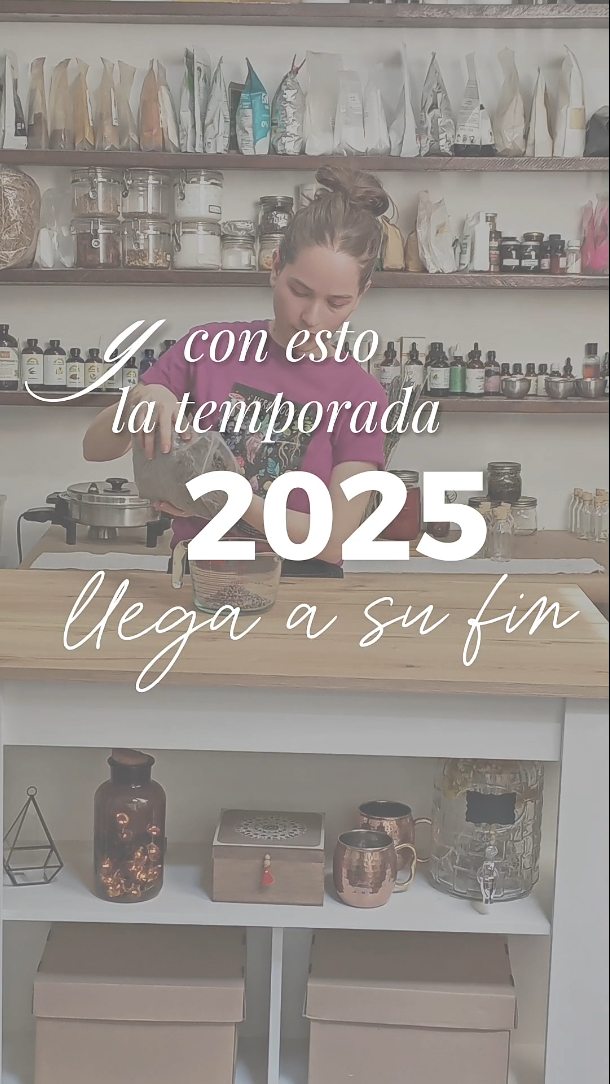 Cerramos la temporada 2025 🌿✨
Un año real, intenso, lleno de trabajo, aprendizaje y mucho amor puesto aquí.
Gracias por estar, por confiar y por acompañarme en este camino 🤍
Les deseo un año nuevo lleno de calma, amor y cosas lindas.
Nos vemos pronto ✨
#añonuevo #newyear #findeaño #organico #natural #cosmeticanatural #artesanal #ecoamigable #cuidadofacial #vegano