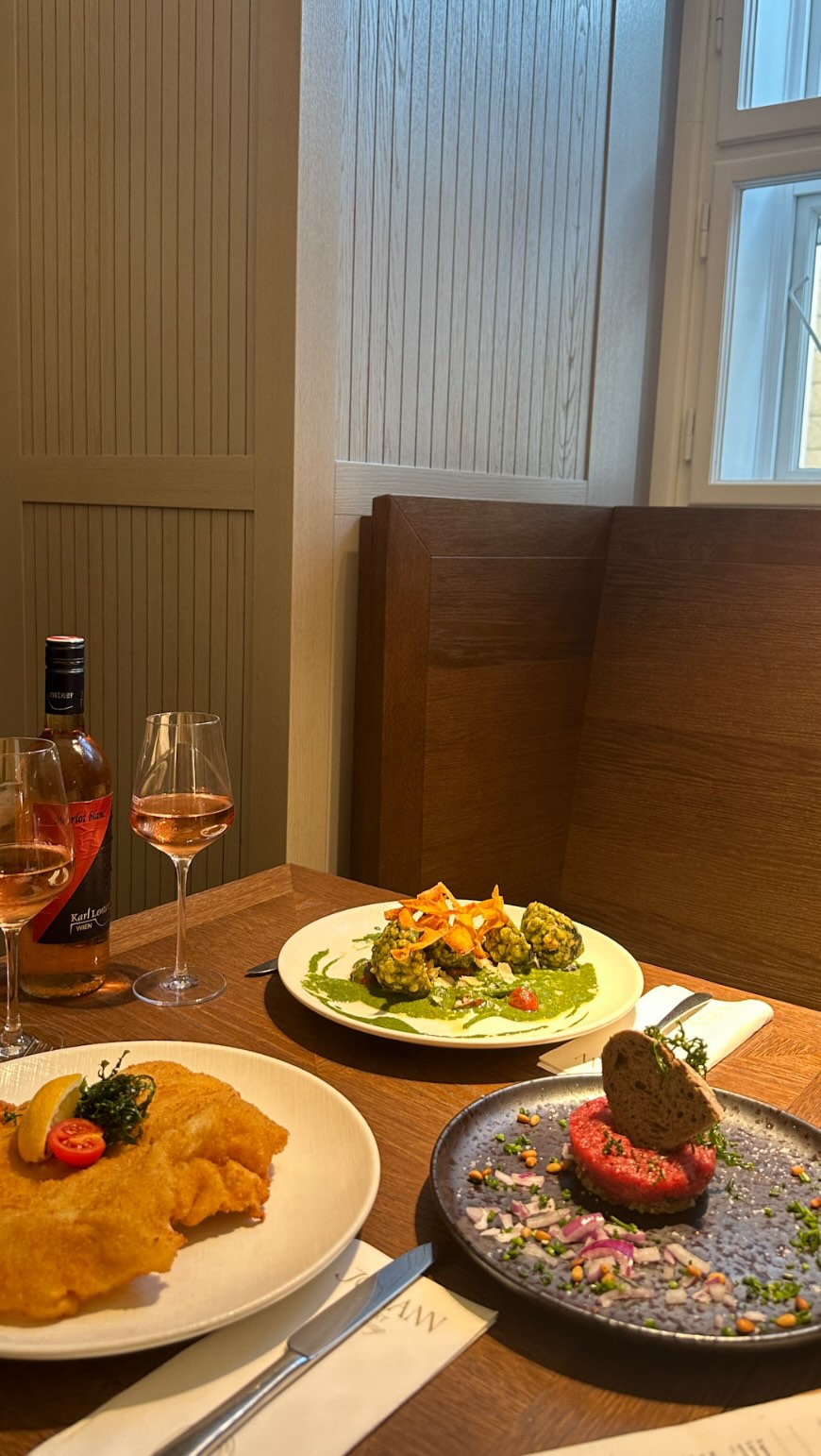 Wer hätte das gedacht? Ein Spritzer Sojasauce - und schon wird’s zur perfekten Schweinsbratensauce.
Andis kleiner, feiner Geheimtipp 😎
#SchlossSchönbrunn #kochen #Restaurant #RestaurantWien #Wien #WienerKüche #AndiWojta