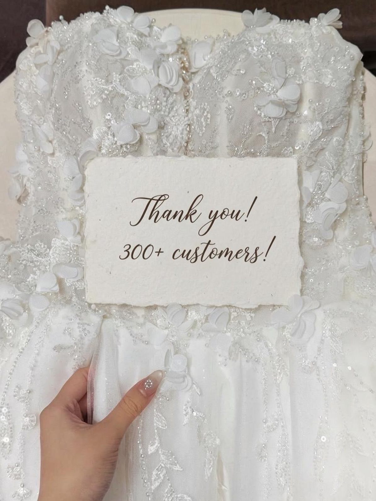 坦白講,經營 Sevilla Bridal 已經超過 6 年,今年個市真係靜咗好多。有時夜晚收鋪靜落嚟,都會擔心前景,壓力真係好大。
但今日靜落嚟數一數,原來 2025 年我哋默默地陪伴咗差不多 300 對新人同佢哋嘅屋企人完成人生大事。🥹
呢個數字對大公司可能唔算咩,但對我哋小店嚟講,係好大嘅強心針。呢個數字背後,係 300 個關於愛嘅故事。
每次見到你哋一家人整整齊齊、開開心心咁著住我哋嘅衫出門口,嗰種滿足感,真係幾多生意額都代替唔到。
多謝你哋每一位,喺咁多選擇之中信任 Sevilla Bridal。生意或者有起跌,潮流亦會變,但我哋想為大家搵到最完美嫁衣嘅初心,一直無變。
我哋會繼續努力,守住呢個充滿幸福嘅小空間。💪🏻✨
#SevillaBridal #婚紗店日常 #店主心聲 #感恩有你 #香港婚紗店 小店經營 2025新人 婚禮籌備 初心