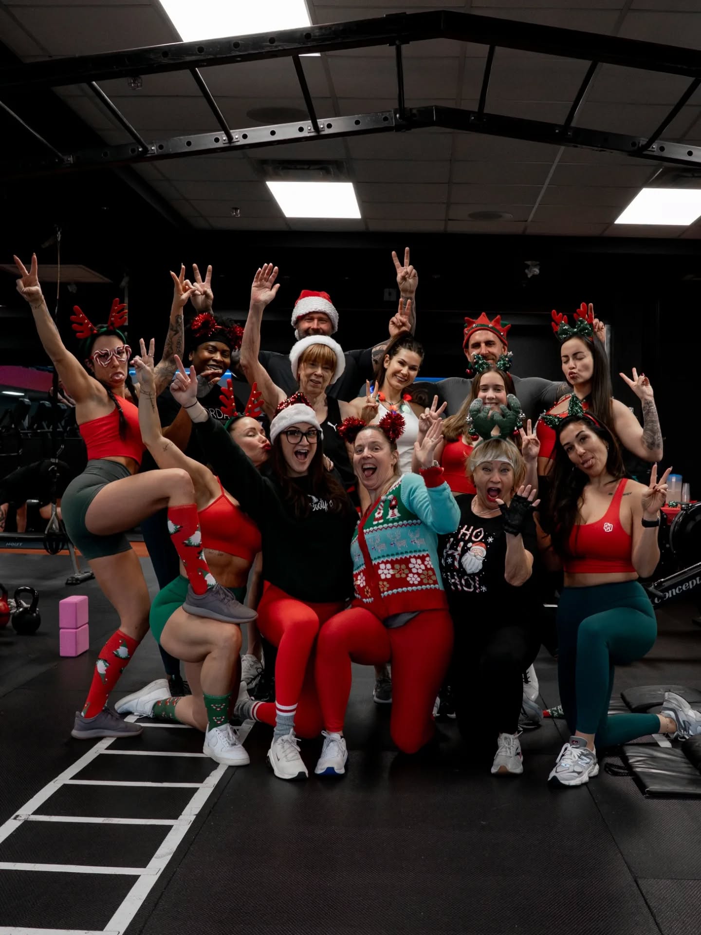 Joyeux Noël et Bonne Année du Team BootybyOdely 🎅🎄
Notre belle gang lors de notre event XMAS 💫
Les cours reprennent le 5 janvier 🌠
Pour infos et inscriptions : info.bootybyodely@gmail.com
Location : @gymmax_gatineau
BOOTYBYODELY.COM
#bootybyodely #teambootybyodely #coursdegroupe #groupclasses