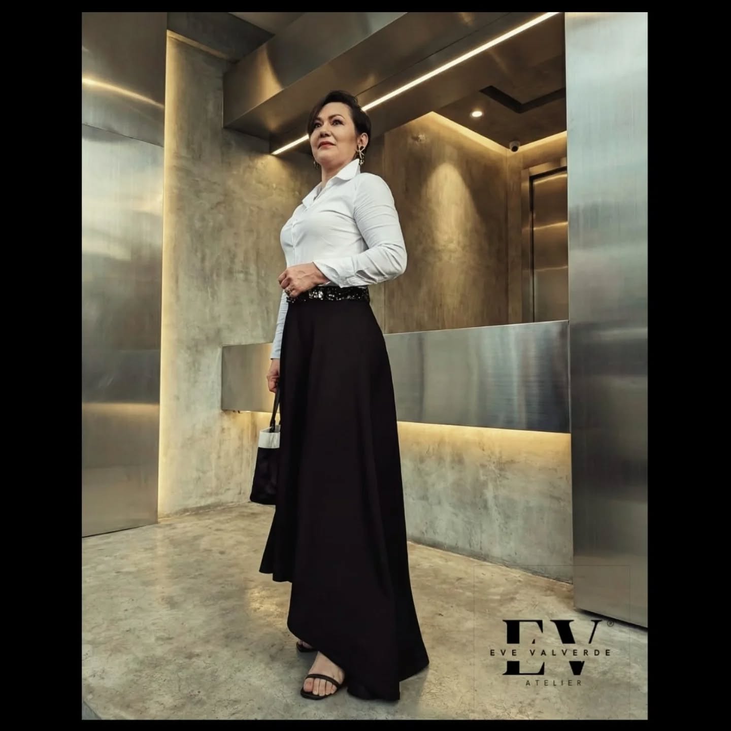 Mientras el entorno cambia, nuestro núcleo permanece intacto: construcción impecable, textiles honestos, y arte en cada pieza. Este 2025 nos enseñó a expandirnos y crecer; el 2026 será para consolidar esa visión.
Gracias a quienes caminaron con nosotros este año. Les deseo un 2026 lleno de belleza, propósito y crecimiento. Que Dios los bendiga.
🥂 Por lo que hemos construido y lo que vamos a conquistar.
#EveValverdeAtelier #Vision2026 #SlowFashionGlobal #ArtWear