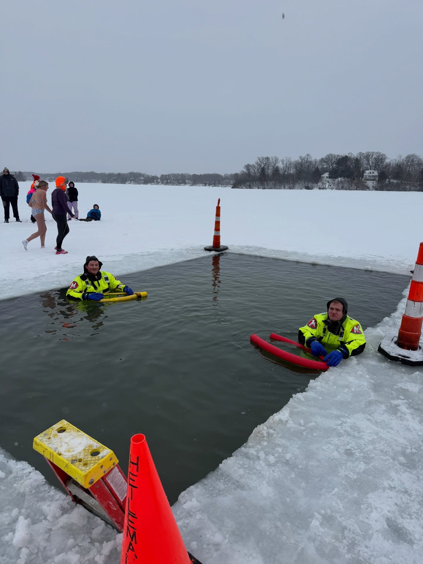 This afternoon, a crew from SFD suited up and braced the chilling waters of Big Cedar Lake hosted at HoH with participants as part of the annual January 1st Polar Plunge event. We’re glad everyone had a blast and stayed safe! 🥶 🚒