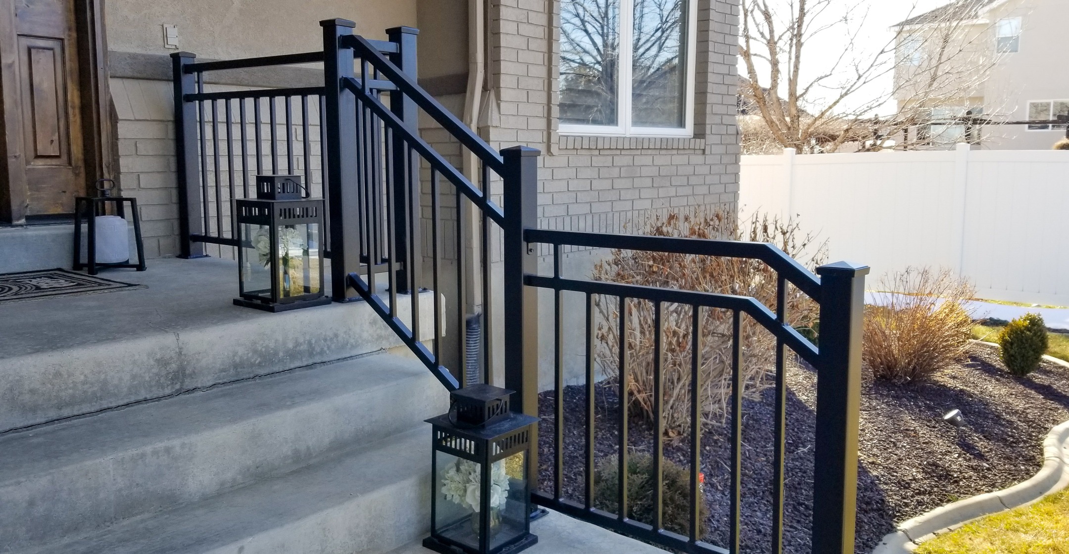 A pop of contrast that elevates the whole entryway!
#railing #handrail #metaldesign #fabrication #smallbusiness #architecture #utahdesigner #utahhomes #utahcustomhomes #metalfabrication #welding #metal #metalrailings #outdoorrailings #homerenovation #custom #customrailing #americaneaglewelding