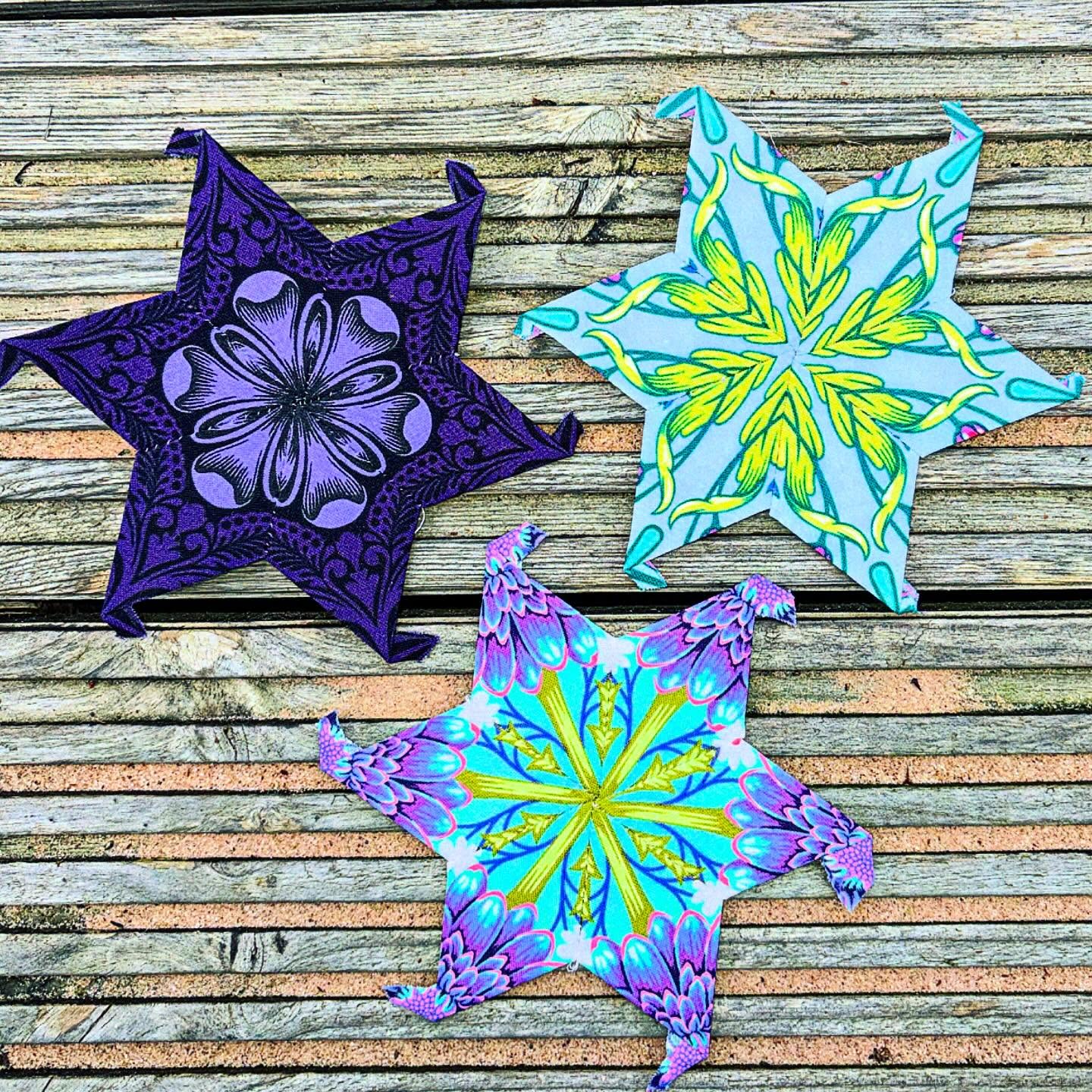 For me, creating blocks is a process.
I start with a fabric I love, look for the perfect section to fussy cut and start by making the centre.
Then I build my block out from there - often there is no plan, I wait to be inspired, I wait for the fabric to speak to me and let it decide where it wants to be, sounds weird but if you know you know!
How do you create blocks for English Paper Piecing? Do you have a particular method?
#icecreamsodaquilt #epp #fussycutting #stitching #creative