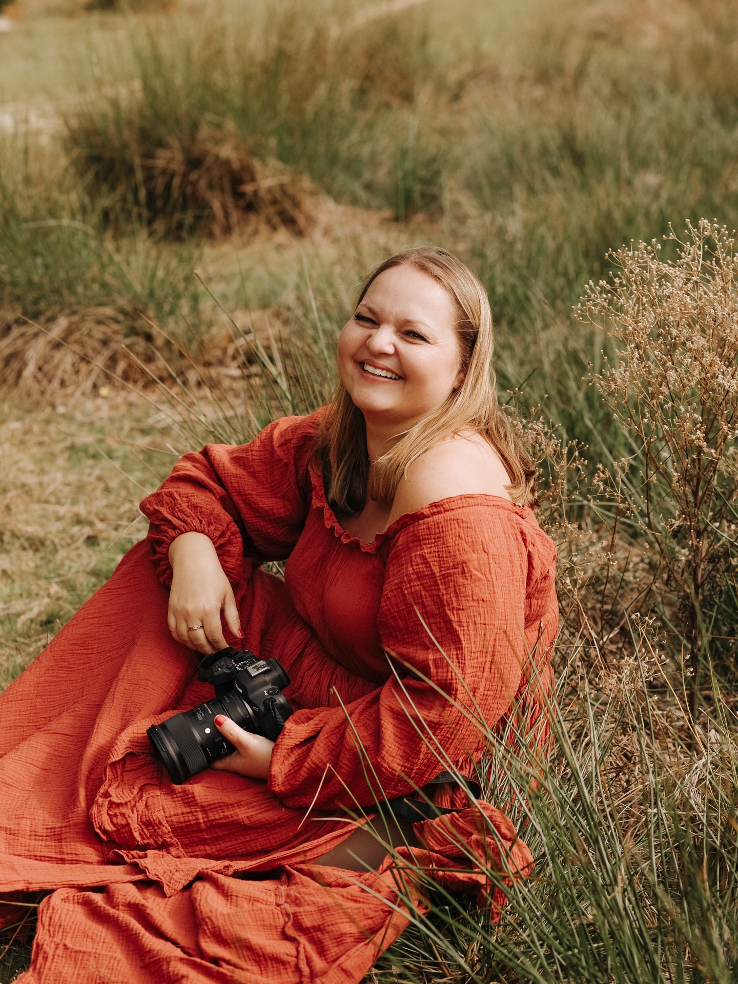 Mit Tränen in den Augen und einem vollen Herzen schaue ich auf das Jahr 2025 zurück.
Dieses Jahr war so viel mehr als nur Arbeit.
Es war Wachstum auf persönlicher und professioneller Ebene. Tiefe. Begegnung. Vertrauen. Lernen.
Ich bin unendlich dankbar für all die wundervollen Menschen, die ich mit meiner Kamera begleiten durfte. Für echte Momente, ehrliche Emotionen und für Begegnungen, aus denen so viel mehr entstanden ist als „nur“ ein Shooting. Für Verbindungen, die geblieben sind. Für Freundschaften, die gewachsen sind. Für jedes Shooting, das mich berührt hat. Für jedes Gespräch, das nachgehallt und seinen Platz in meinem Herzen gefunden hat.
Besonders dankbar bin ich auch für alles, was ich in diesem Jahr lernen durfte. Für neue Perspektiven, für Inspiration und für den Mut, meinen eigenen Stil weiter zu vertiefen und den Mut mich selbst zu finden. Der Workshop mit @linzierussophoto war dabei ein ganz besonderes Geschenk. Ich durfte nicht nur unglaublich viel lernen, sondern durch sie auch so viele wunderbare Menschen kennenlernen. Aus Begegnungen wurden Gespräche, aus Gesprächen echte Verbindungen – und daraus neue Freundschaften, die ich nicht mehr missen möchte.
Dankbar bin ich für die Höhen, die mich getragen haben, und ebenso für die Tiefen, die mich stärker, mutiger und bewusster gemacht haben. Jede Erfahrung, jede Herausforderung und jeder Schritt war ein Teil meines Weges – und hat mich zu der Fotografin und zu dem Menschen gemacht, der ich heute bin.
Danke an meine Community für euren Support, eure lieben Worte, euer Vertrauen und dafür, dass ihr meine Arbeit so wertschätzt. Eure Unterstützung trägt mich mehr, als ihr vielleicht ahnt, und bedeutet mir unendlich viel.
Und von Herzen danke ich meinem Mann und meinen Kindern. Danke, dass ihr immer hinter mir steht, mich auffangt, an mich glaubt und mir den Raum gebt, meinen Traum zu leben. Eure Liebe, Geduld und Stärke sind mein größter Rückhalt. Ohne euch wäre all das nicht möglich.
Ich verabschiede mich nicht nur vom Jahr 2025, sondern auch von einer Version von mir, die sich weiterentwickelt hat und schaue als eine neue Marion, voller Vorfreude, Vertrauen und Offenheit, nach vorn. ✨