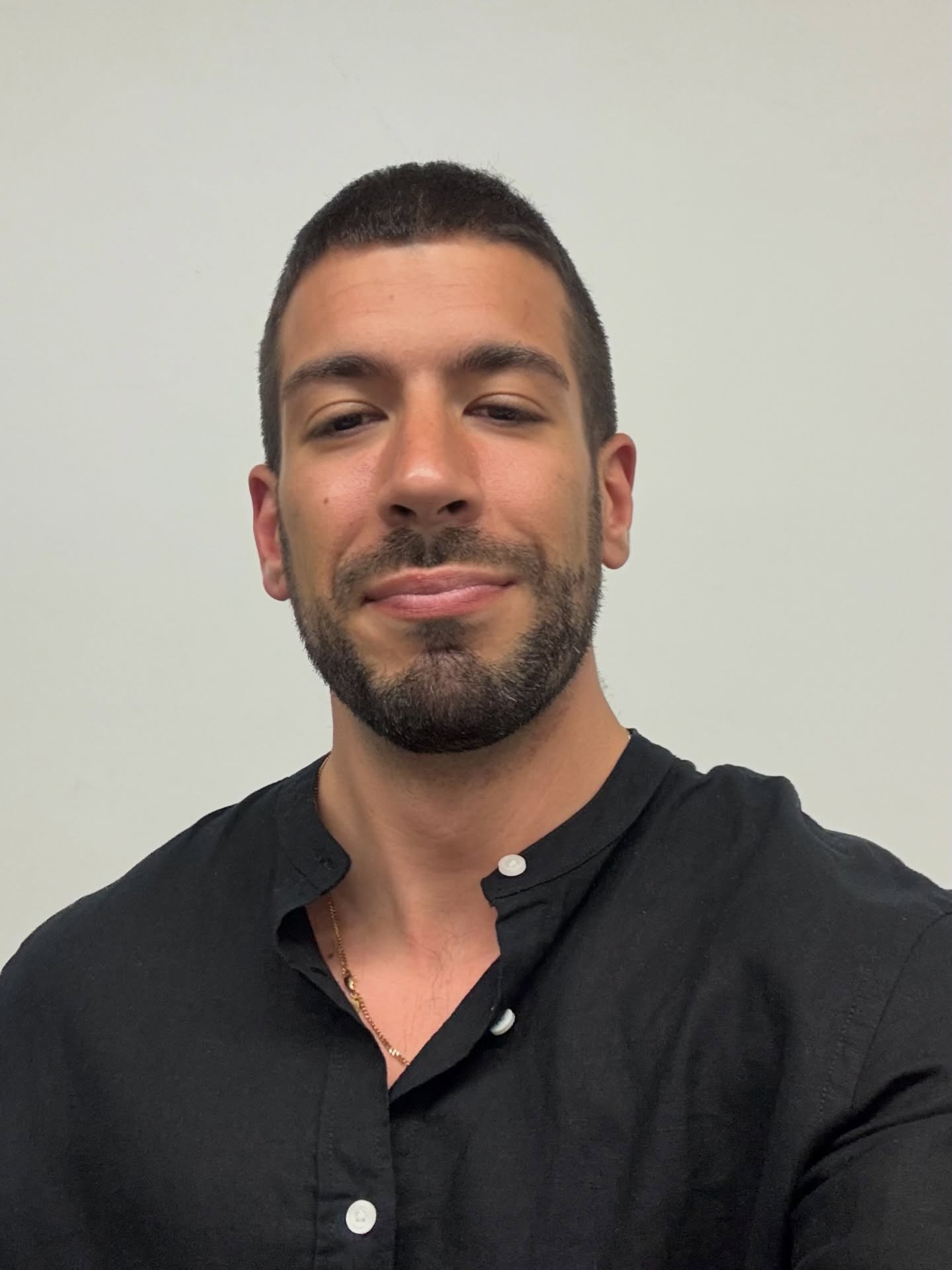 ¡Me despido del 2025! Y estos han sido mis 12 momentos del año; las 🍇 de lo vivido y trabajado!
1- La presentación de nuestro libro Autoliderazgo y Conducción de Grupos, llenando la @casadellibro , un orgullo del trabajo y además, qué guapos salimos @palacinlois !
2- Vivir Sant Jordi del otro lado, firmando nuestro libro? Que fue una experiencia muy emotiva.
3- Me faltan fotos de @mastergrupos , con quienes comparto tanto cada año, pero este es uno de los proyectos más impactantes, para 120 personas diseñamos una experiencia a medida.
4- Hablando de buena compañía, no pueden faltar Belén y Carmeta; de @programavitamina_ y @associacio_nous_camins ; compañeras y amigas, pasionarias del crecimiento.
5- La sesión para residentes de @hospital_clinic porque es de los lugares en los que siempre es muy agradecido estar, por su acogida de todo lo que les puedo ofrecer.
6- Una de las escapadas a Madrid junto a @missgongora que si no lo sabéis, tiene muchas más facetas de las que pensáis! Un proyectazo muy humano y que siempre disfruto mucho contigo.
7- La graduación de nuestros chicxs Vitamina de @programavitamina_ con la emoción que es verlos crecer y despedirnos de ellos. Son 4 años que les ves crecer y no paran de hacerlo.
8- Volver a una clase que recibí al empezar la carrera, pero en el lado del docente. Estar en la UB como profesor asociado y seguir en @mastergrupos , que son familia.
9- Las vacaciones fueron muy necesarias! También hay que encontrar momentos para descansar y seguir viviendo experiencias, y el viaje a Camboya os lo recomiendo 100%.
10- Los Talleres que he empezado a dar, un paso importante que siempre he tenido presente hacer, poder trabajar en abierto con personas y hacer el conocimiento y el cambio accesible a todos.
11- ¿Os creéis que es la primera vez que nos vemos en persona con @edite_amorim_thinkingbig ? Yo tampoco, porque nuestra mirada tiene el mismo color. Qué buen trabajo hicimos en el taller y ya estamos con la 2a edición!
12- Y para acabar, una de tantas escenas que grabo en mi retina. Las personas, haciendo, descubriendo, confrontando, disfrutando. Lo que le da sentido a lo que hago y me anima a seguir.