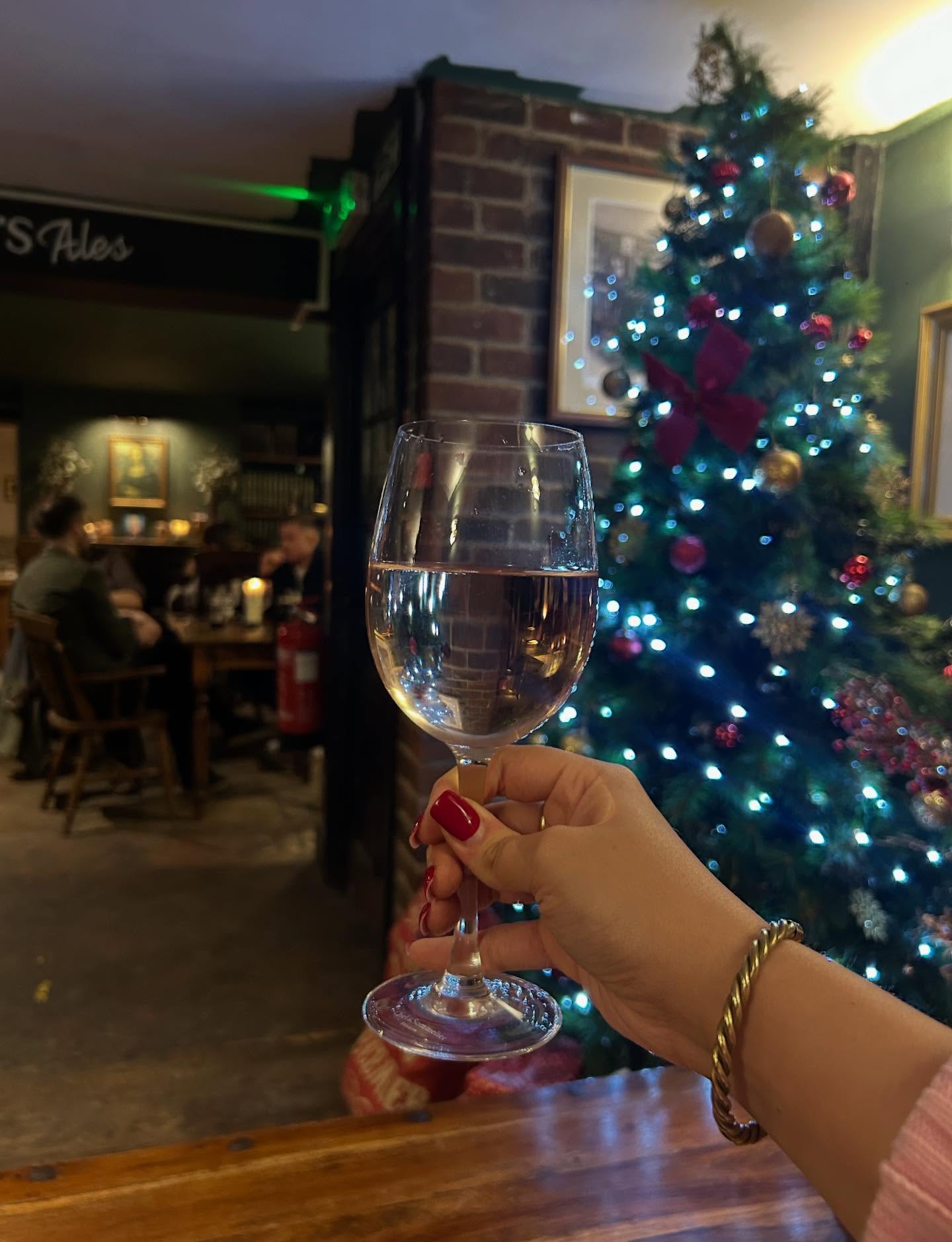 New Year’s Eve at The Bricklayers ✨
Celebrate with friends & family — cosy by the fire, drinks flowing, smiles and laughter #harveysbrewery #nye #chipstead #kent
