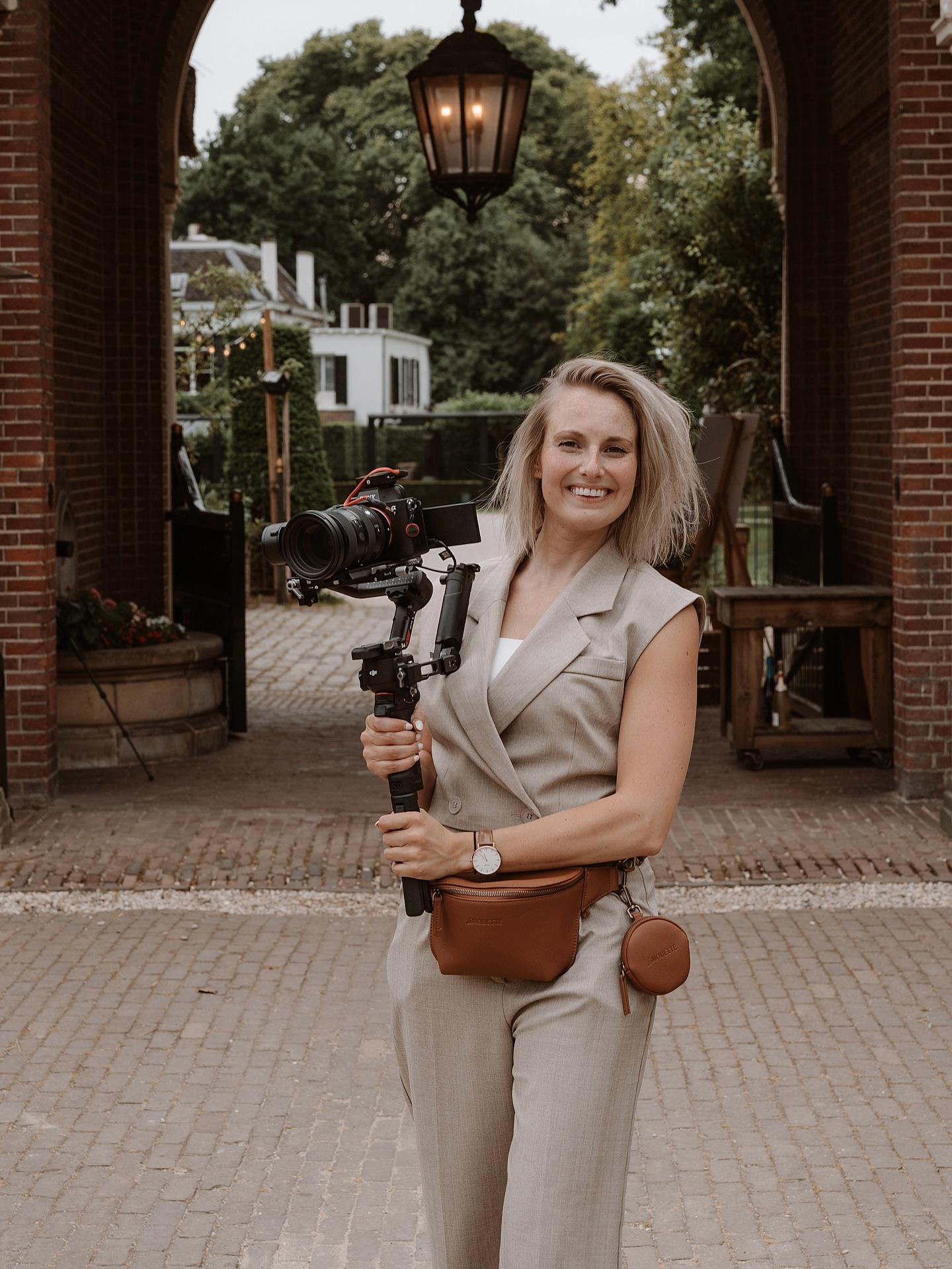 2025 ✨Wat is dit jaar voorbijgevlogen. Niet normaal. Het is net alsof het gisteren nog januari was. Maar ondertussen is er weer zoveel moois gebeurd!
Ik ging minder in loondienst werken en die keuze bleek veel minder spannend dan ik van tevoren dacht. En dat komt door jullie! Ik legde dit jaar weer meer bruiloften vast, allemaal stuk voor stuk een feestje om bij te mogen zijn. En er kwamen ook nog heel veel fotoshoots bij. Zo dankbaar dat jullie mij ook daar voor weten te vinden! Ik krijg daar zoveel energie van!
Bij dezen een kleine throwback van mijn 2025 in foto’s. Ik kijk uit naar het nieuw jaar en om al die lieve mensen te ontmoeten die mij nu alweer vast hebben staan.
Dankjewel aan al mijn lieve bruidsparen, fijne leveranciers, lieve collega foto- en videografen en iedereen die mijn naam heeft doorgegeven 🤎 Proost op 2026 en een hele fijne jaarwisseling allemaal! 🥂
En dankjewel lieve @auruna.nl voor deze mooie foto’s van mij in actie! ❤️
