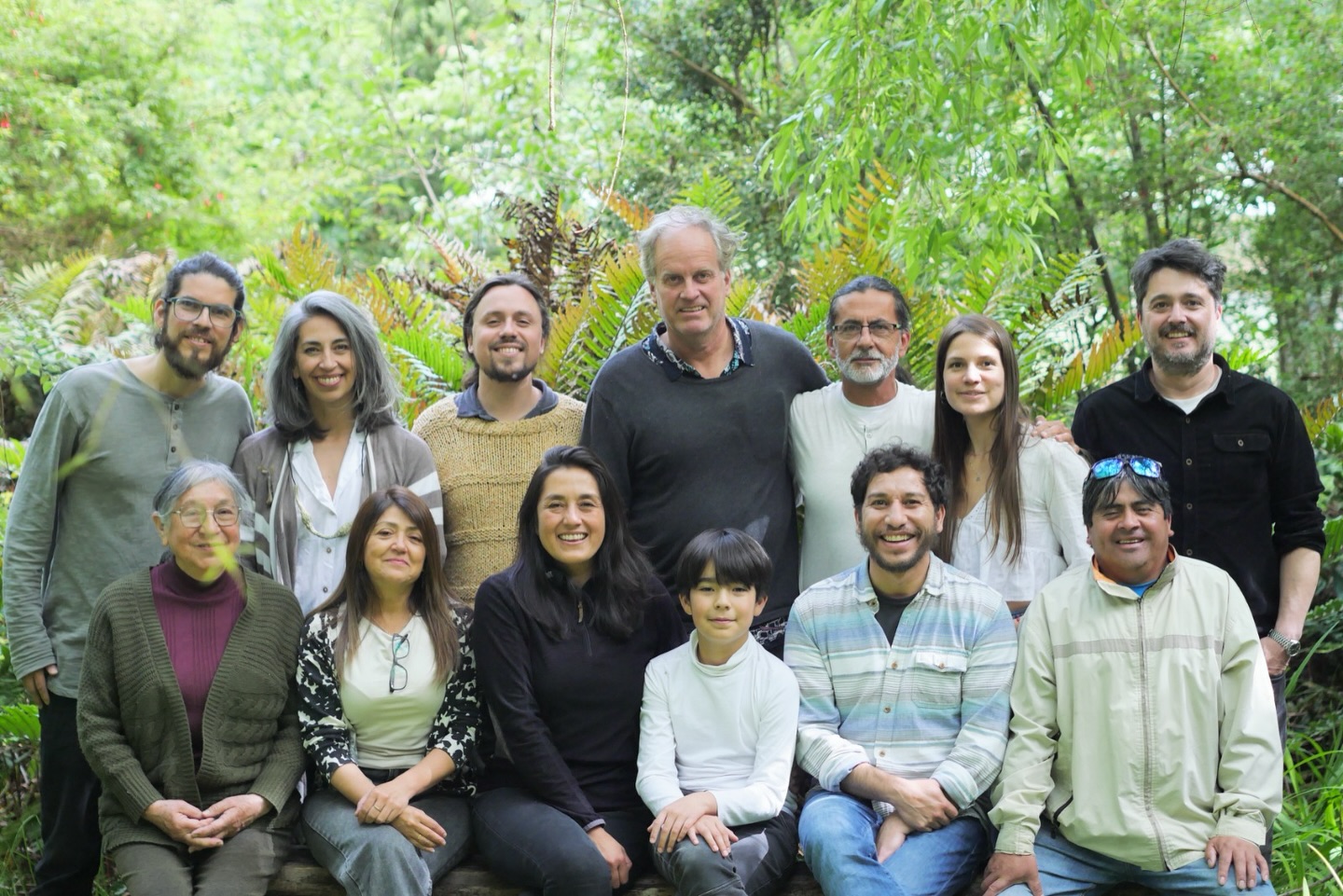 ¡Planificando el futuro desde el corazón de Chiloé! 🌿
Cerramos nuestra jornada de planificación estratégica 2026 de La Ciudad Posible Chile, fortaleciendo lazos y trazando metas ambiciosas.
No solo definimos nuestra hoja de ruta, sino que también vivimos un espacio de reflexión profunda junto a organizaciones aliadas y amigas del territorio, como la Red de Turberas de Chiloé, las artesanas de Isla Bonita y Nova Terra.
Agradecemos especialmente este espacio realizado en el CET de Chiloé, donde pudimos conocer su experiencia e inspirarnos con su conocimiento y prácticas de agroecología. Nos vamos de la isla con la energía renovada y una estrategia clara para los desafíos que vienen.
¡Gracias a todas y todos los que hicieron esto posible! 🤜🤛
El equipo de La Ciudad Posible les desea a todas y todos un muy feliz 2026. 🇦🇷🇨🇱🇺🇾
#PlanificaciónEstratégica #Chiloé #Sostenibilidad #DesarrolloLocal #LaCiudadPosible