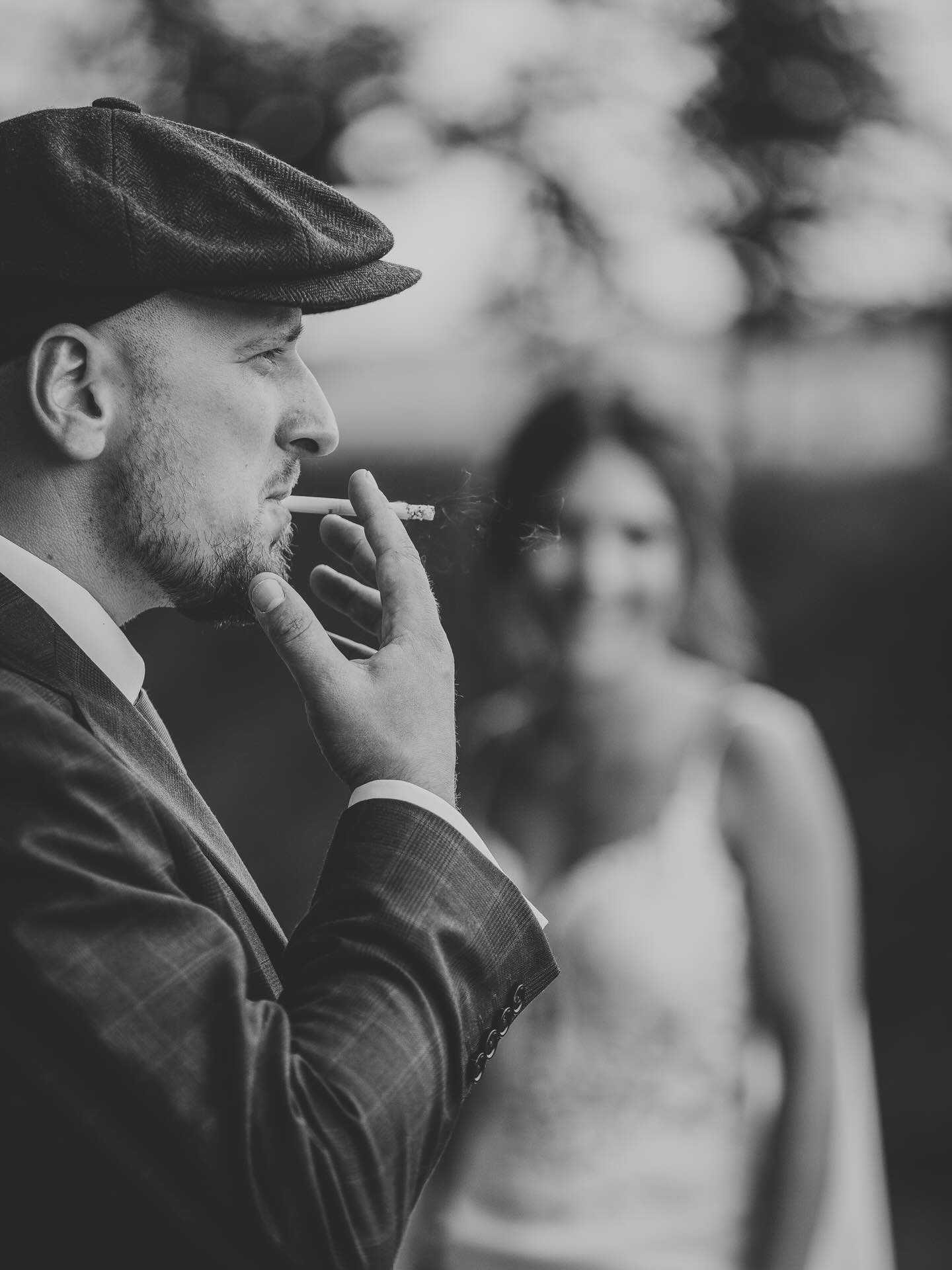 Quand tes mariés choisissent
un mariage Peaky Blinders 🤩
Plein de photos canons à suivre, avec Amandine et Raphaël.
