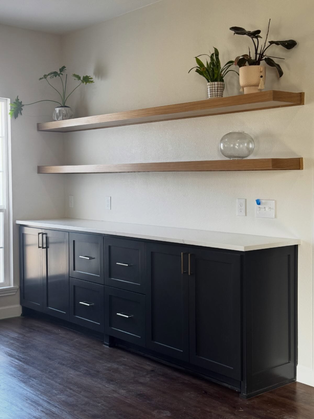 Check out these gorgeous floating shelves to elevate your home decor. Alongside beautiful shaker cabinets🪴🤎
-
-
-
#zapatacustomcabinets #zcc #whiteoak #shaker #dfw