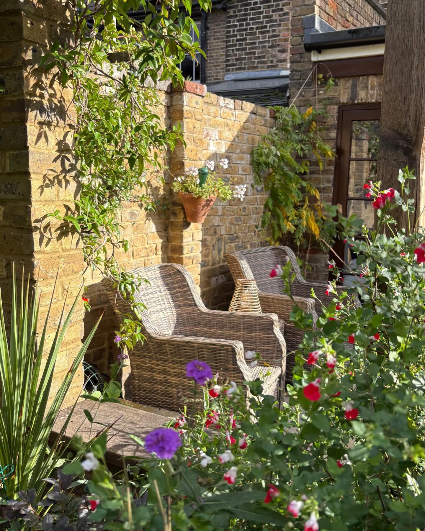 Planning construction or landscaping project in 2026? Read this! Trust and clear communication are the keys to success and without them, you might as well end up on Grand Designs (pregnant, well over budget and half finished 3 years into the project that was meant to take 6 months)
https://www.agatahendersongardendesign.co.uk/post/what-makes-a-successful-project