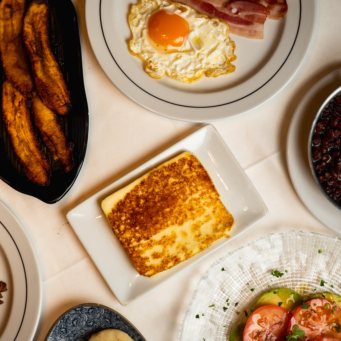 Los fines de semana se empiezan distinto.
Sin prisas, alrededor de la mesa.
Brunch en Aranjuez, sábados y domingos🔥