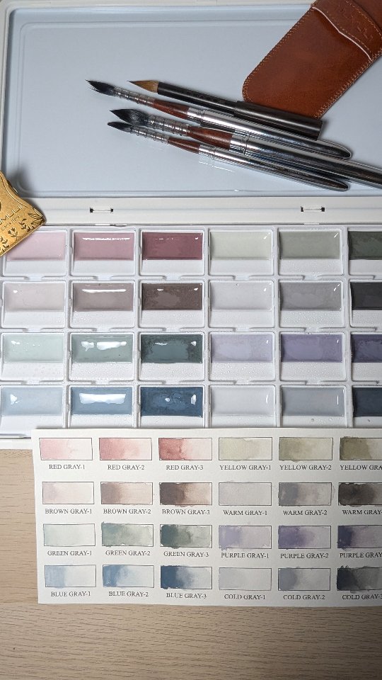 Gestern noch angekommen: neue Fuumuui-Produkte ✨
– ein Reisepinsel-Set mit Verwaschpinseln
– ein japanischer Calligraphy-Reisepinsel (so noch nie gesehen)
– und ein opaker Aquarellkasten, den ich unbedingt testen wollte.
Ich habe die Farben direkt mit den vier verschiedenen Pinseln geswatcht.
Erster Eindruck: Ich mag sowohl die Farben als auch die Pinsel sehr – sie fühlen sich ruhig, kontrolliert und hochwertig an.
Was mir aber schon beim Testen aufgefallen ist:
👉 Man sollte die Farbe nicht zu dick auftragen, sonst verliert sie ihren matten Look und beginnt leicht zu glänzen.
Als Weihnachtsaktion lag außerdem noch eine metallene Papier-/Buchklemme als Gratis-Geschenk dabei – schönes Detail.
Ich freue mich darauf, die Materialien jetzt in einem richtigen Bild einzusetzen.
#artsupplies
#aquarell
#fuumuui
#artisttools
#myownartology