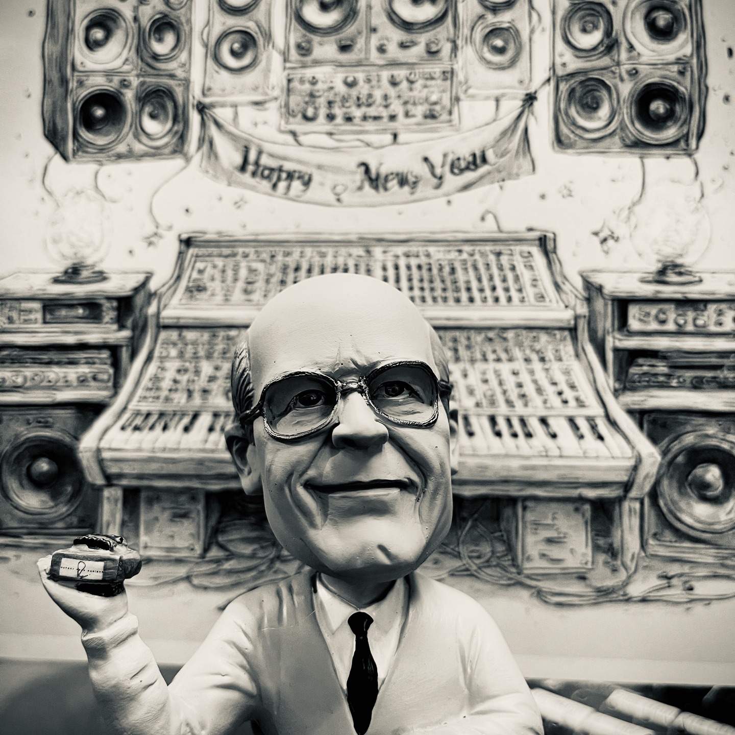 HAPPY NEW YEAR to all of our wonderful and talented recording Peeps!!
From all of us here at LM PRO and of course MR Rupert Neve too!!
~ LM Pro 🎉💥🎆
@longandmcquade @ysl_pro
