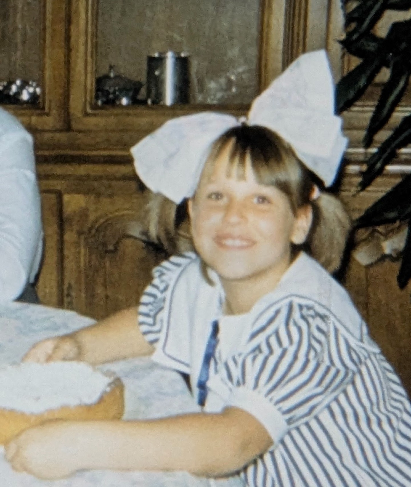 J'ai osé. Pour elle.
Si je pouvais m'asseoir 5 minutes avec cette petite fille, je lui prendrais la main et je lui dirais :
"Respire. Tu n'as pas idée de ce qu'on va vivre."
À cette époque, tu avais peur de parler parce que tu pensais que ton accent faisait "paysan".
👉 J'ai osé prendre le micro devant des centaines de personnes pour animer ma propre conférence.
Tu avais peur de poser des questions parce qu'on te punissait pour ton "blasphème".
👉 J'ai osé remettre en cause tous les dogmes pour créer ma propre spiritualité et ma propre méthode.
Tu avais peur de ne pas rentrer dans le moule, d'être "trop" ou "pas assez".
👉 J'ai osé créer un business qui ne ressemble à aucun autre, en tongs et en liberté.
Tu as eu peur de tout perdre.
👉 J'ai osé me relever avec 3€ en poche pour bâtir un Empire.
Je ne suis pas devenue la femme que les autres voulaient que je sois.
Je suis devenue la femme que TU avais besoin de voir.
Aujourd'hui, quand je doute, quand j'ai peur avant un lancement ou une décision difficile, je regarde cette photo.
Et je me dis que je n'ai pas le droit de la décevoir.
Alors je fonce.
Pas parce que c'est facile.
Mais parce que je lui ai promis qu'on serait libres.
PS/ C'est le dernier jour pour télécharger gratuitement les replays du challenge inarrêtable (lien en commentaire).
Et toi ? Si tu pouvais dire un mot à la petite fille que tu étais, ce serait quoi ?
👇 Dis-le moi en commentaire.
Crédit photo : Maman ;)