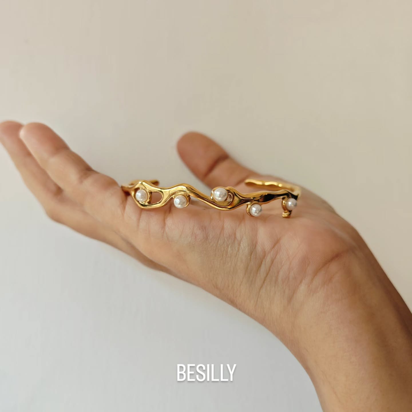 A little piece of the ocean on my wrist🌊✨
.
.
.
Link in bio🔗
.
.
.
#besilly #pearlbracelet #stackablebracelets #adjustablebracelet #antitarnish
.
.
.
Besilly, adjustable bracelet, stackable bracelet, gold plated, golden, anti tarnish, stainless steel, affordable, dainty, minimal, pinteresty