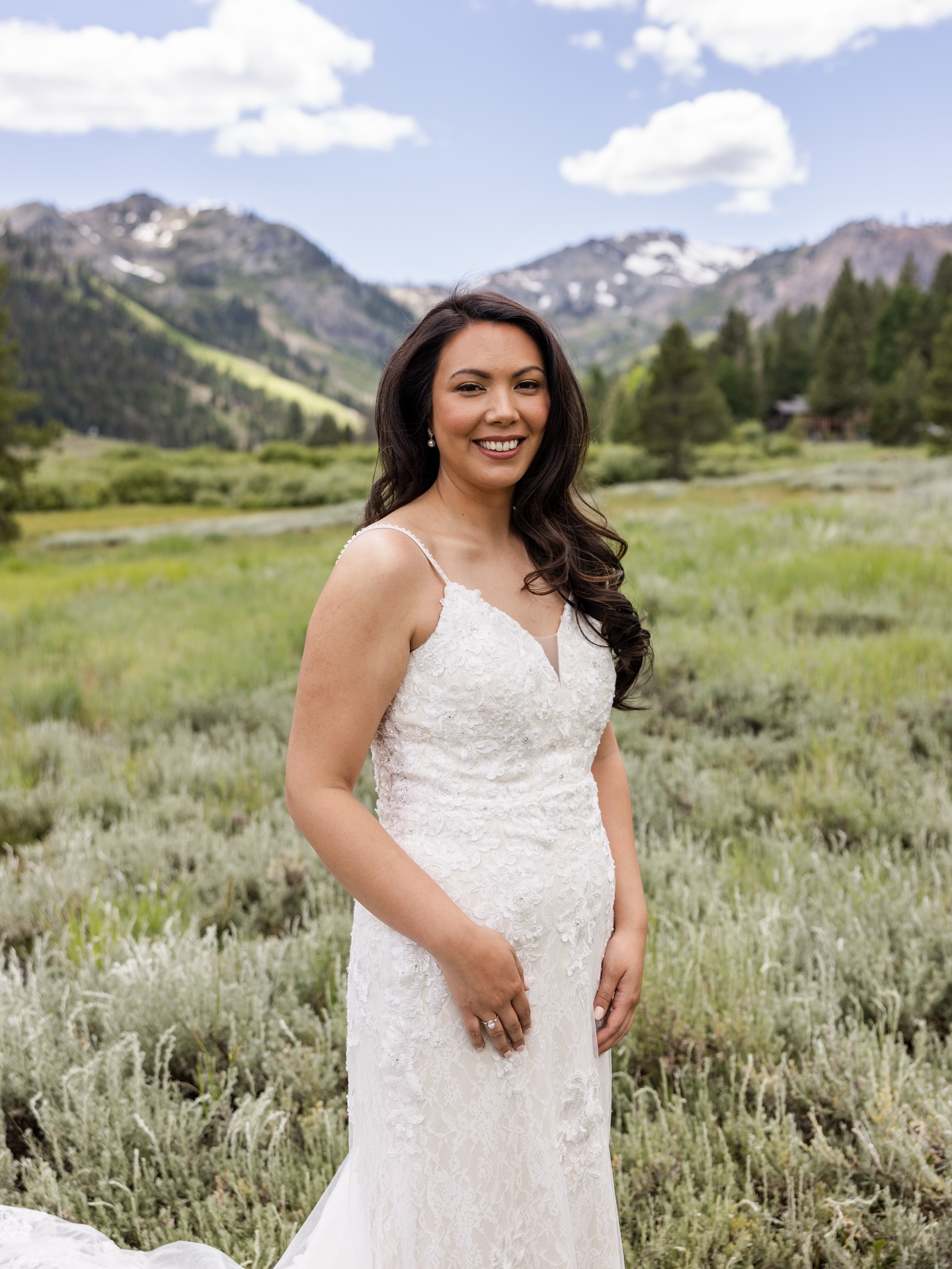 Shelley! I had the most amazing time with you and your loved ones on your big day! I definitely got my steps in too trying to find my way to your room through all the construction 😅 Thank you so much for having me! I wish we could do it all again!
👰🏻♀️ makeup by yours truly @crystalbellbeauty
📸 @caitlinraephotography
👰🏻♀️Hair @ladida_beauty
#crystalbellbeauty #onlocationbeauty #onlocationmakeupartist #laketahoemakeupartist #bridalmakeupartist #destinationmakeupartist #probridalmakeupartist #travelingmakeupartist