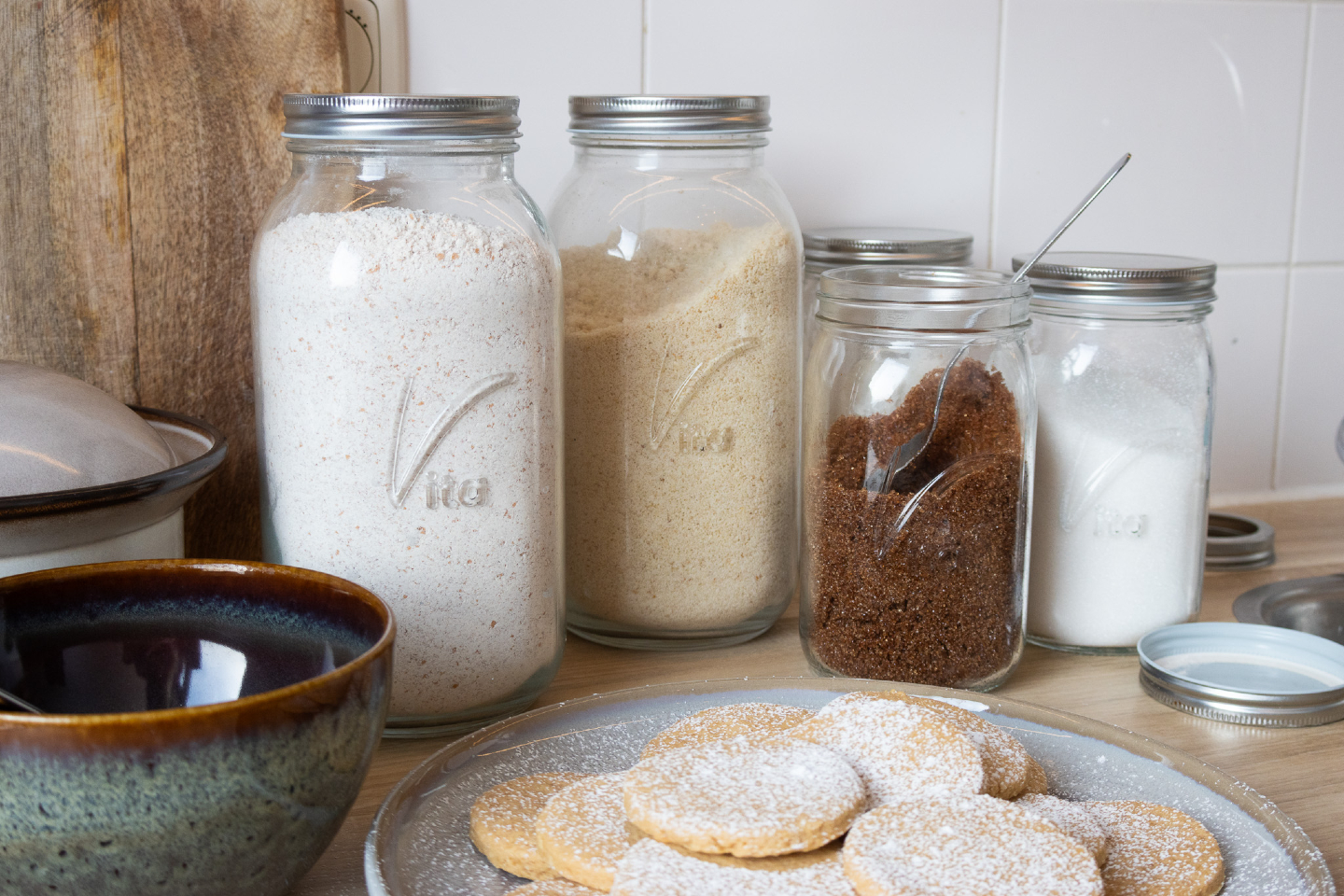 Mason jars > Lekkende zakken met plastic klemmetjes
#vita #mealprep #masonjars #foodpreserving #conserveren #voorraad #bewaren #voorraadkast #voedsel #voedselbewaren #opzetstukken #keuken #keukenaccessoires #kitchengoals #pressurecanning #canning #pantry #organise #kitchen #attachements #lifestyle #inspiration #pantrygoals #pantries