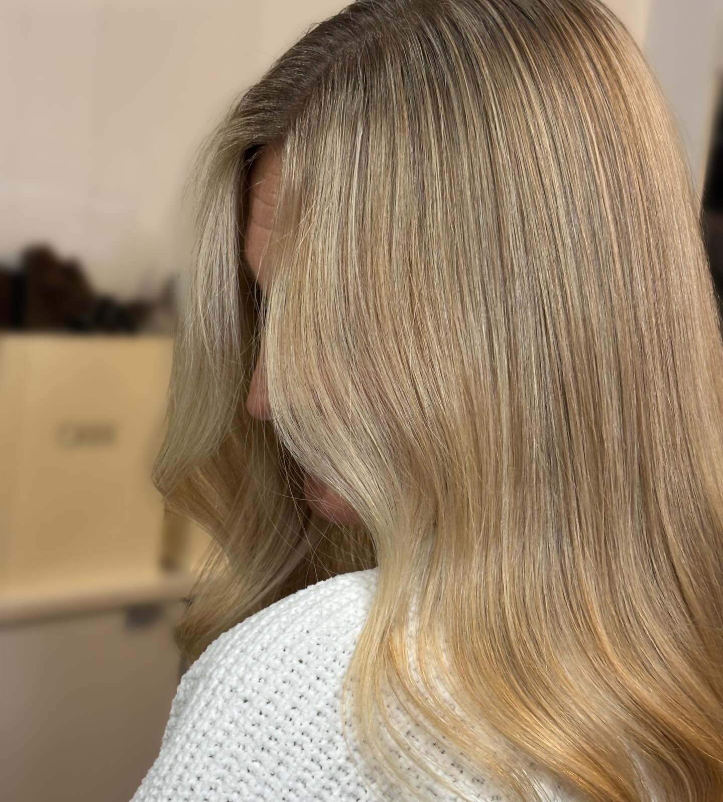 ✨ Craving that soft-focus blonde glow? ✨
This vanilla creamy blonde by Rachel is proof that brightness can feel light, luxe & effortless: never brassy, never flat.
The secret?
✨ fine ribbons for dimension
✨ lifted pops around the face
✨ a tone that melts like vanilla cream
→ the kind of blonde that catches the light in every angle & still grows out beautifully.
If you’ve been waiting for a sign to refresh your blonde…
this is it.
📆 Click that link in bio for reservations
#yqr #yqrhair #yqrhairsalon #yqrhairstylist