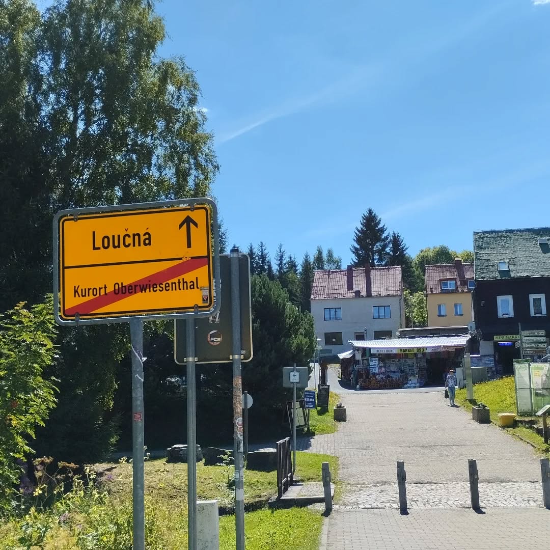 Der letzte Beitrag/die letzten Fotos für dieses Jahr. Sie sind entstanden im Sommer dieses Jahres im böhmischen Erzgebirge.
Bild 1: Grenze. Ich verlasse das deutsche/sächsische Erzgebirge und gehe ins böhmische/tschechische Erzgebirge.
Bild 2/Bild3: Wanderung zum Keilberg
Bild 4: Auf dem Keilberg
Bild 5: Blick zum Fichtelberg
Bild 6: Bozi Dar (Gottesgab)
Bild 7/Bild 8: Stolzenhain
Bild 9: Teich in Loucná
#reiselust #tschechien #erzgebirge_erleben
#travelphotography📷 #böhmischeserzgebirge