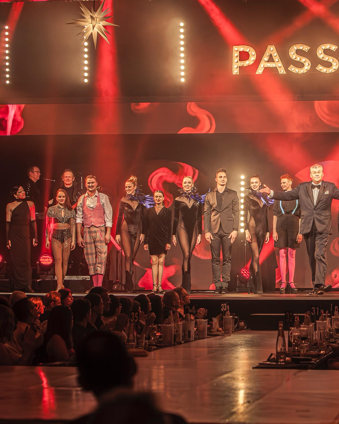 💜 We wish a great NewYearsEveParty to all of you with a lot of love, health and fun… and a Happy Start into 2026! 🙏
.
Come and enjoy the last wonderful shows with our marvelous cast at @dinnershowleipzig 🌟
.
.
#Passion2025
#Nightfever
#Nightfeverbandleipzig
#AlltimeDiscoClassics
#PaviinAction
#DinnershowLeipzig
#LiveMusik
#Leipzig
#Iloveleipzig
#Germany