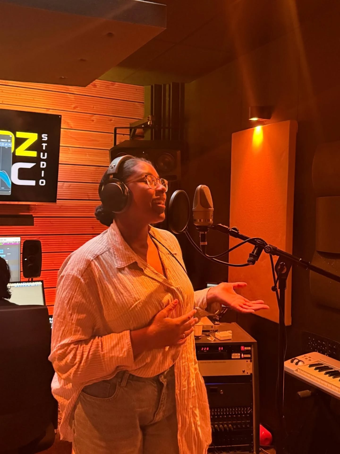 Ik voel me zó voldaan als ik terugkijk op dit jaar.
Een jaar waarin ik beloftes aan mezelf heb waargemaakt.
Ik beloofde mezelf dat ik een nummer zou uitbrengen — en dat deed ik.
Ik beloofde mezelf dat ik een mini-concert zou geven — en dat deed ik.
Ik beloofde mezelf dat ik mijn stem zou ontwikkelen en zangles zou nemen — en dat deed ik.
De mooiste beloftes die je kunt maken, zijn die aan jezelf. Want wanneer je doet wat je jezelf belooft,
word je niet alleen betrouwbaarder naar jezelf toe,
maar groei je ook in vertrouwen, moed en zelfverzekerdheid om steeds weer nieuwe stappen te zetten.
En de beloftes voor volgend jaar…
ik kan niet wachten om ze waar te maken ✨
#readyfor2026