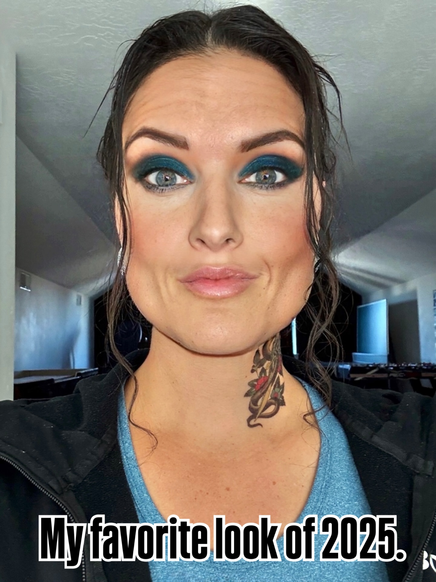 2025. Another great year. But my favorite look has to be November’s Navy Eyeshadow, Simple Curls Pulled Back and Lux Temp Tattoo on the Neck. BOLD IS BEAUTIFUL. 🖤 Would you rock this look?