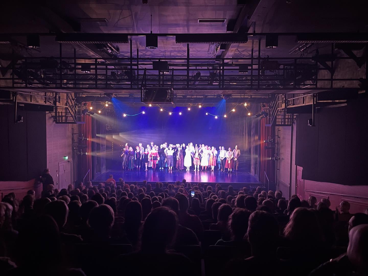 (Musiikki)vuosi 2025:
Hienoja keikkoja, paljon äänityksiä, pari musavideoo ja biisien julkaisuja eri kokoonpanoilla.
Uusien kappaleiden sanoittamista ja säveltämistä.
Tyrsky-rummun kanssa reissaamista. Prahan keikka oli unohtumaton.
More than music-hankkeen mentorointihommia Skotlannissa, Latviassa ja Irlannissa.
Kauniita kohtaamisia.
Ensi vuonna julkaistaan Noumenan ja Räsynuken pitkäsoitot, bluesia ja varmaan jotain muutakin uutta musiikkia. 😉
Musiikki on edelleen parasta. Kiitos teille kaikille joiden kanssa saan tehdä musiikkia ja kiitos teille kaikille, jotka musiikkia kuuntelette! 🙏
Muutama kuvamuisto:
1. Minä rakastin yötä-musikaali Mikkelin työväen näyttämöpäivillä
2. Duo Palo keikalla Hannele Huovin kanssa
3. Jumalatar musiikkivideon kuvaukset
📷: @guilty.visuals
4. Lady Fieryn livevideot ja promot
📷: @janmoilanen
5. Räsynukke Savonlinnassa
6. Tiina Rikala show 📷:@bstphotography79
7. ja 8. Ikinä-keikat Lutakko (@jonihoophoto ja Tavastia (@aj_johansson )
9. Dorothy Polonium ja ichor - julkaisu
📷: @mannisenjaakko
10., 11. ja 12: Räsynukke metsässä ja Räsynukke Popparissa (📷: @beliathan ) ja Räsynukke kesäfestareilla
13. Lisää bluesia kesällä
📷: @leaveheikkialone
14. Syyslaulun julkaisu
15. Tiina Rikala show 📷: @murhaaya_benn
16. Metsän syliin- julkaisubileet
17. Riihisaari-blues
18. Argentiinalaista tangoa
19. Noumenan kaverikuva @ezziah
20. Onnellinen musiikintekijä
#year2025 #memories #singersongwriter #newmusic #liveshows