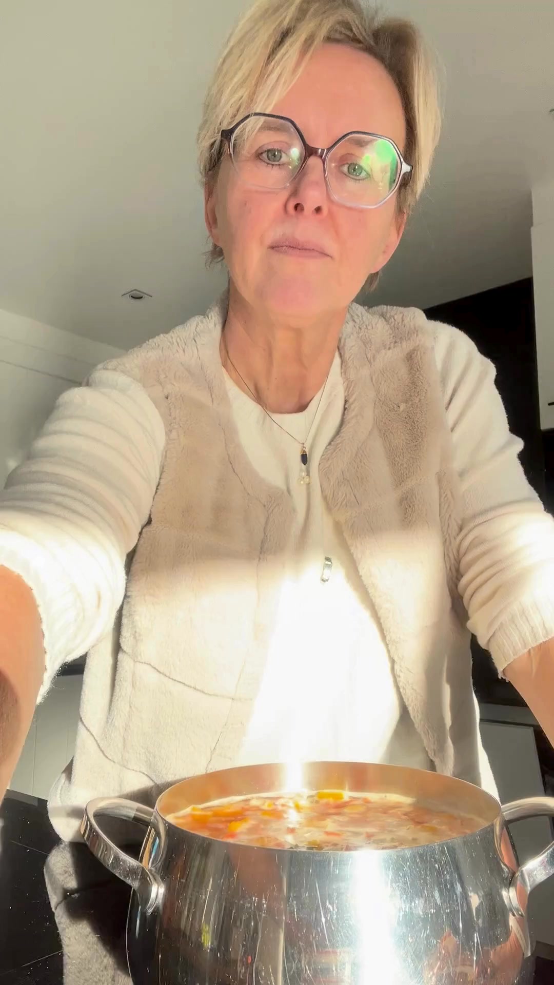 10-minuten-eten (gezond en lekker) 💪💪💪
Wist je dat? Onbewerkte groenten uit de diepvries best wel kunnen in een gezond menu?
Ik kocht zelf soepgroenten omdat ik de samenstelling goed vond : 25%aardappellen en de rest groenten? pompen, wortelen en ajuin ? Klinkt goed !!
Ik maakte er stamppot mee ipv soep!
TIP 1: Giet de groenten af in een zeef en druk er zachtjes met een lepel het overtollige vocht uit, anders wordt de stamppot te lopend. Eventueel kan je ook gewoon nog enkele aardappelen bijvoegen voor het koken, maar dit wilde ik net niet.
TIP 2 : ik voegde bij de stamppot nog extra bouillonpoeder en muskaatnoot bij, geen ei of geen boter!
Ik kook heel graag maar soms ontbreekt het me aan tijd of heb ik andere prio's en dat hoor ik ook vaak van mijn klanten: Daarom probeer ik jullie hier wekelijks tips te geven over hoe je toch heel snel gezond kan koken!!
Graag meer van dit? Just follow me!! 😉