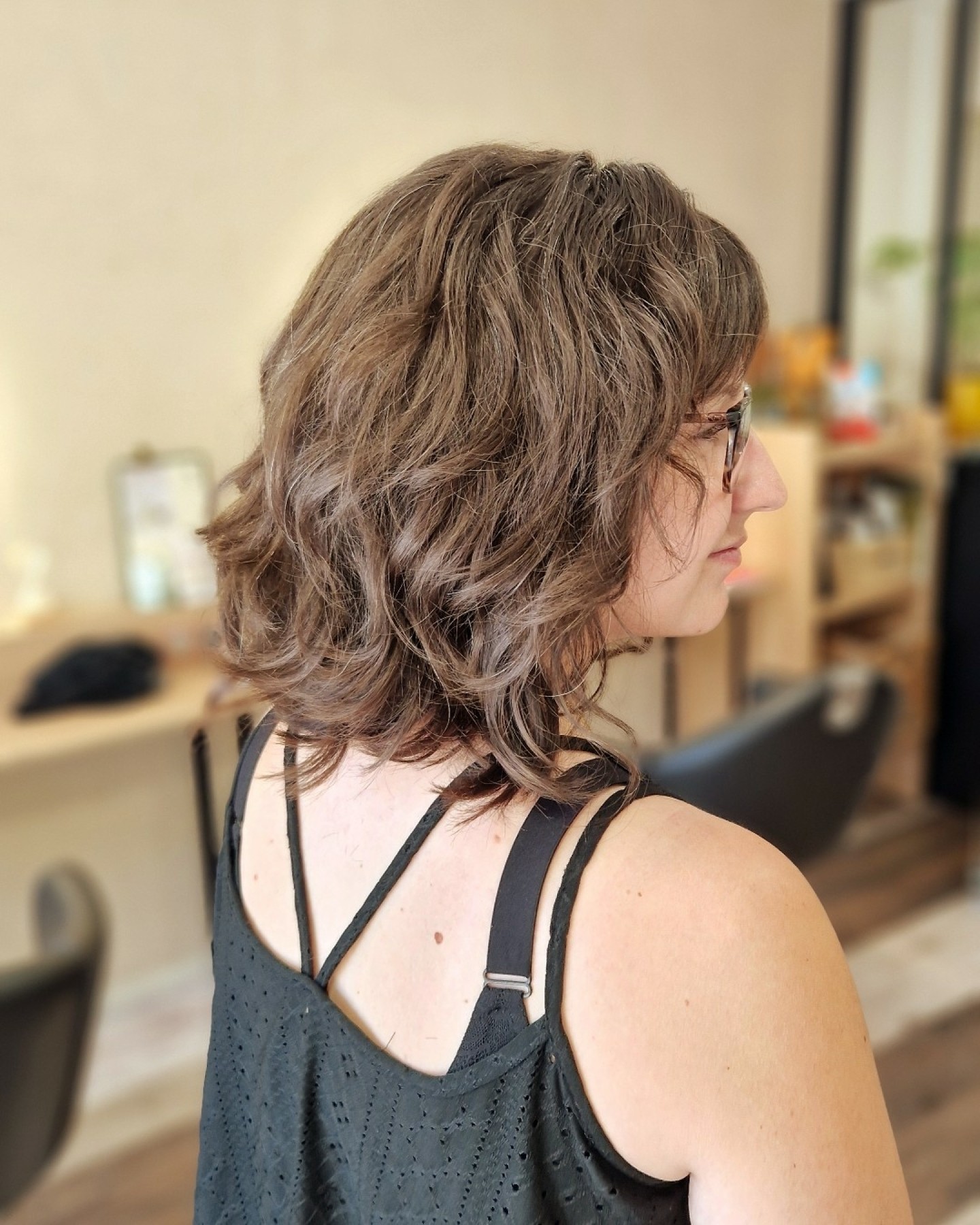 Du long au mi-long : un vrai changement ! ✂️
Les ondulations reprennent vie, gagnent en volume et en personnalité.
Rien de tel pour se sentir légère 🧡
👉 Tu oserais passer au mi-long toi aussi ?