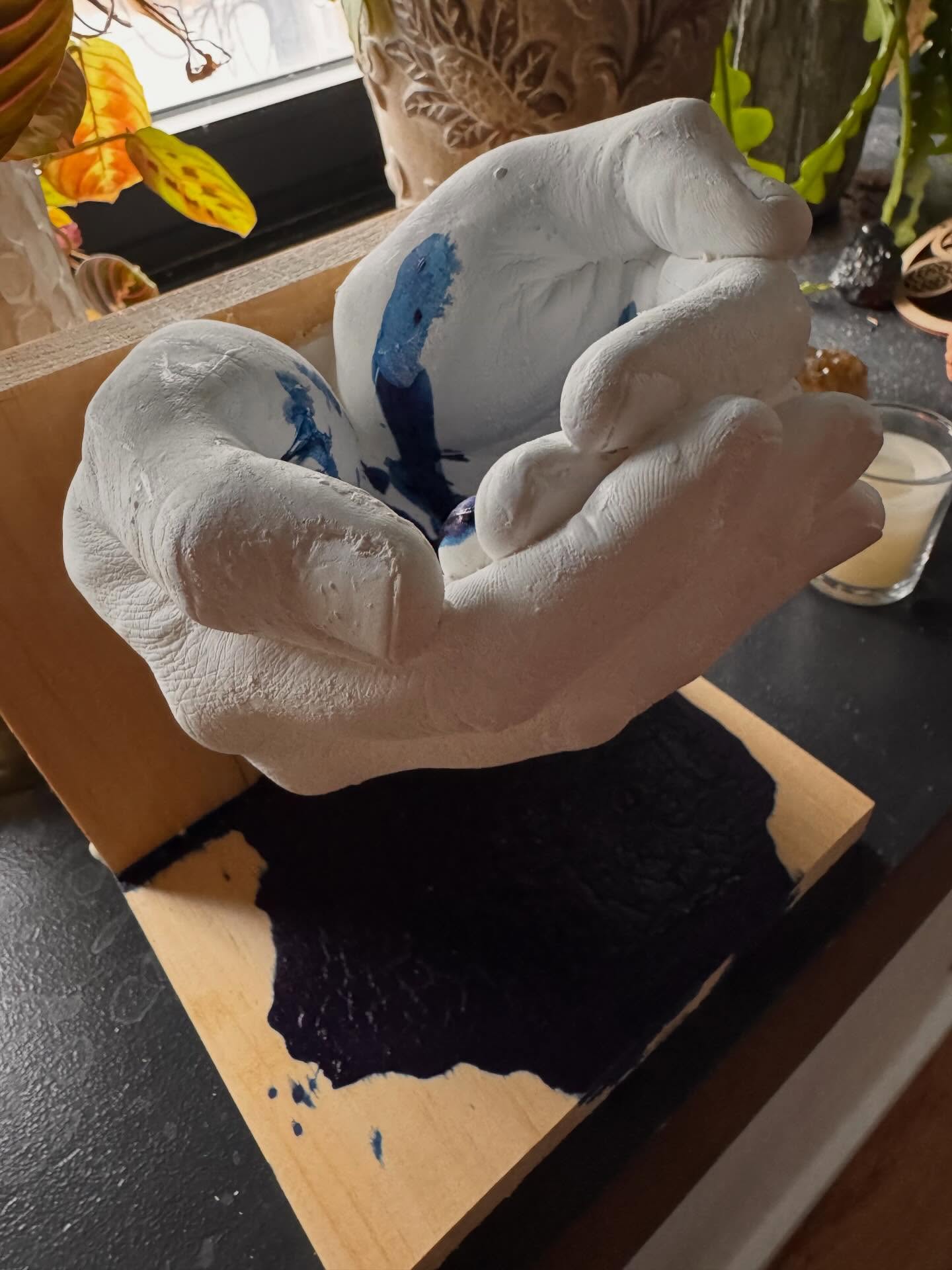 Created by one of our yoga teacher trainees, this piece reflects the heart of ishvari pranadhana.
In yoga teacher training, we explore how practice extends beyond the mat, into creativity, self-study, and learning to trust the unfolding of the path. The clasped hands speak to devotion and commitment, while the flowing blue water reminds us to soften our grip and allow wisdom to move through us.
As 2025 comes to a close, this offering feels especially meaningful: a pause to release what no longer serves, honour the effort we’ve given, and surrender the rest.
A beautiful reminder that teaching yoga begins with learning how to let go.
#serendipityyoga
#yogapec
#healthymovementyourway
#yamasandniyamas