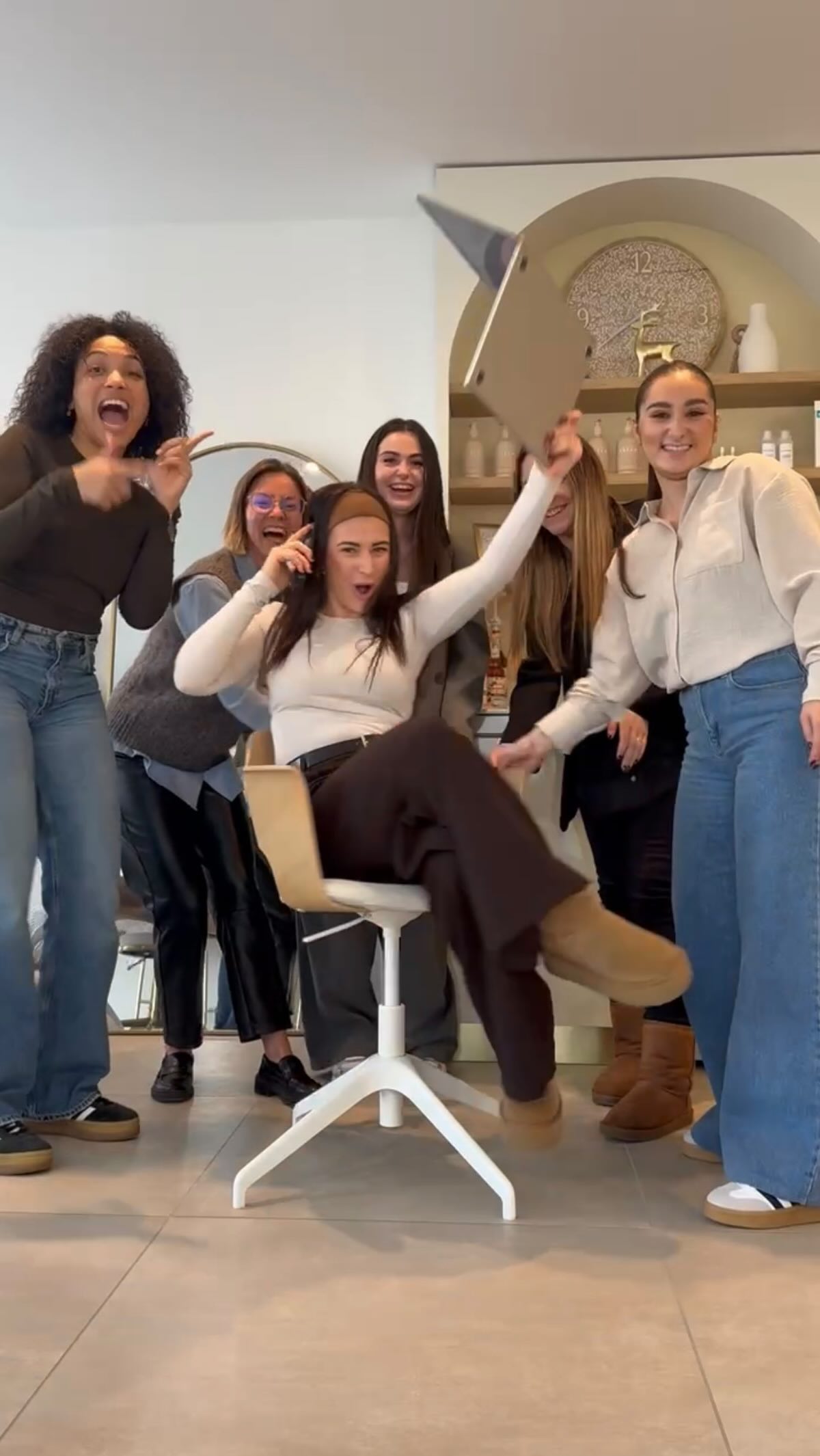 ✨ La team du salon ✨
Aujourd’hui, on te présente les personnes qui font vivre le salon au quotidien 💖
Ici, on travaille avec le cœur, le sourire et le souci du détail ✨
Merci de nous faire confiance jour après jour 🤍
Dis-nous en commentaire :
💬 laquelle de l’équipe t’accompagne le plus souvent ?
#teambeauty #ongles #cils #massage #formation