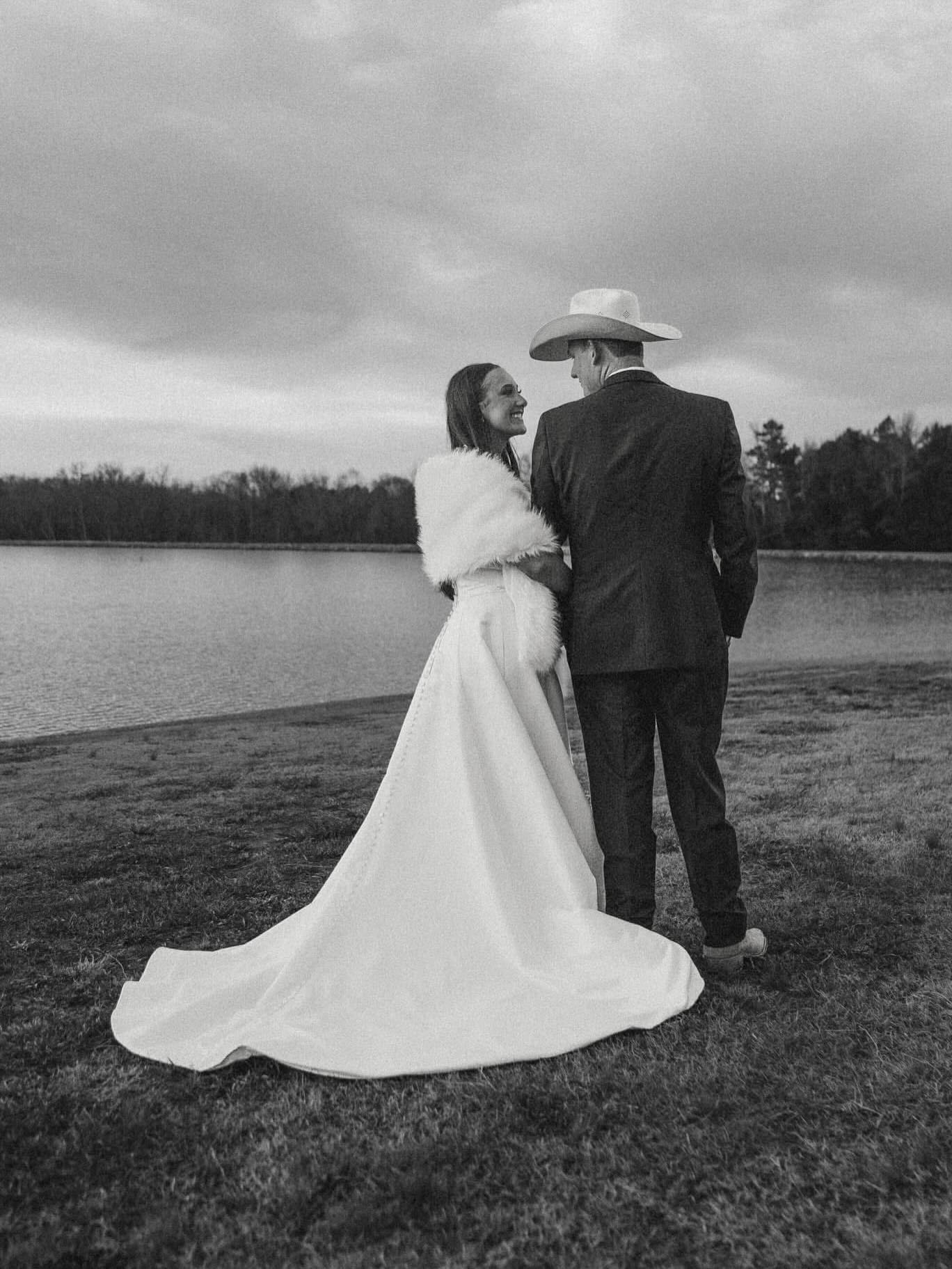 Happy anniversary Gracie & Tanner. 🤍
———
#weddingphoto #arphotographer #wedding #bride #weddingportrait