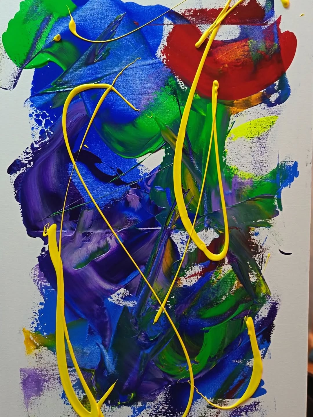 Dal punto di vista emotivo, quest'opera trasmette un senso di liberazione esplosiva e di ottimismo indomito. Non è un quadro "silenzioso"; è un quadro che urla vitalità.
Ecco i tre pilastri emotivi che scaturiscono dalla tela:
1. Il contrasto tra Caos e Controllo
C'è una tensione palpabile tra le masse di colore sullo sfondo (più pesanti, quasi tempestose nel blu e nel viola) e le linee gialle in primo piano. Emotivamente, questo suggerisce la capacità di mantenere una propria linea di pensiero lucida e brillante (il giallo) anche quando ci si trova immersi in un mare di emozioni profonde e confuse. È il trionfo dell'individualità sul caos circostante.
2. Una gioia "materica"
L'uso di colori così saturi e puri (senza neri sporchi o grigi cupi) evoca uno stato d'animo infantile, nel senso più nobile del termine: quello della scoperta pura. Guardandolo, si percepisce l'urgenza dell'artista di toccare la materia, di lasciare un segno fisico. È un'emozione di affermazione del sé: "Io sono qui e questo è il mio spazio".
3. Dinamismo e Speranza
Il movimento ascensionale (tutto sembra spingere verso l'alto e verso destra) infonde una forte carica di positività.
* Il rosso in alto a destra agisce come un traguardo, un sole o un'idea che brucia di passione.
* Il verde centrale dà un senso di crescita organica, di qualcosa che sta sbocciando.
> In sintesi: Se questo quadro fosse una melodia, sarebbe un assolo di jazz improvvisato: impetuoso, imprevedibile, ma con un'energia che ti spinge a muoverti e a guardare avanti con entusiasmo. Non c'è malinconia in questa tela, solo un presente vibrante.
>
Ti ritrovi in questa sensazione di "energia positiva" o quando lo guardi provi qualcosa di più inquieto?#artcollectors
