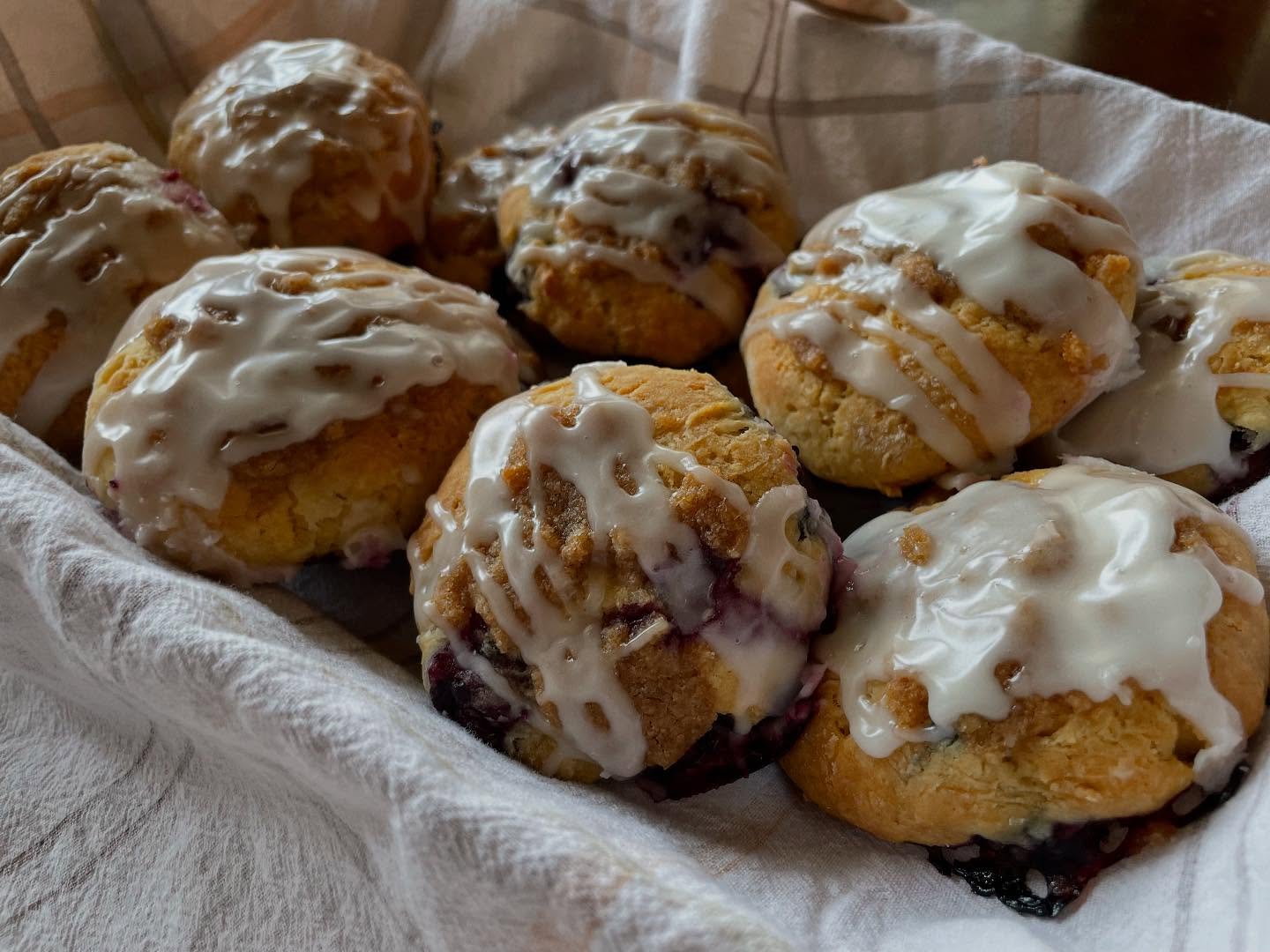 🫐Blueberry Scones – Baton Rouge😋
Fresh blueberry lemon scones headed out to the Baton Rouge area this week! 🫐✨ Soft, bright, and finished with a light vanilla glaze — one of my favorite flavors to bake.
Thank you for supporting my small home bakery and keeping me busy in the best way!
You can place orders online anytime! 💛
Thecozybeebakery.com