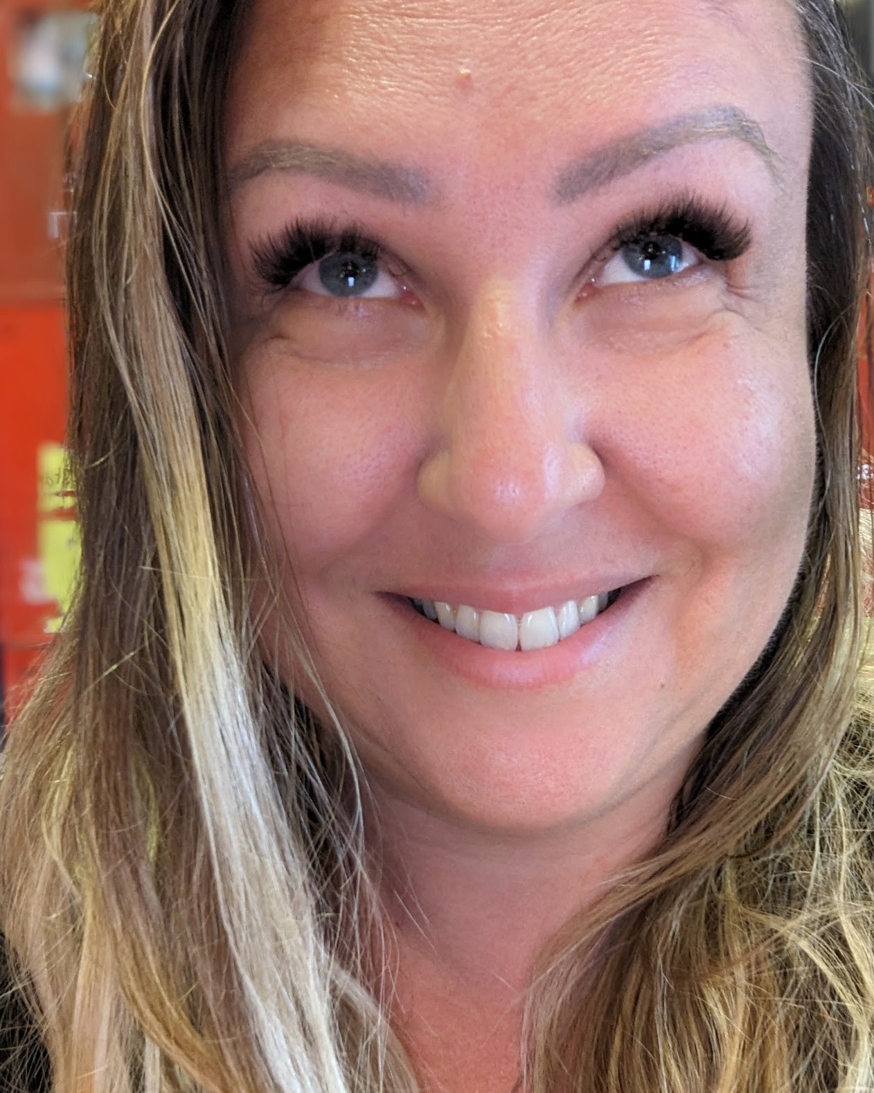 Hier soir, j'ai eu un moment de flottement.
Tu sais, ce moment entre Noël et le Nouvel An où le temps semble suspendu.
Où l'on n'est plus vraiment en 2025, mais pas encore en 2026.
Je me suis assise avec mon carnet, et j'ai regardé l'année écoulée.
J'ai vu mes victoires (et j'en suis fière !).
Mais j'ai aussi vu mes moments de doute.
Mes "trous d'air". Ces matins où je me suis demandé : "Est-ce que je vais dans la bonne direction ?"
Pendant longtemps, j'ai cru que ces doutes étaient des signes de faiblesse.
Qu'une "Patronne" devait toujours savoir, toujours foncer.
J'ai compris avec les années et l'expérience que c'était faux.
Le doute n'est pas l'ennemi.
Le doute est le signe qu'on est en train de grandir.
C'est le signe que notre ancienne peau est devenue trop petite.
C'est ce que j'ai partagé dans le Module 1 du programme (celui sur l'Identité).
Comment transformer ce doute paralysant en un moteur de puissance.
Si tu te sens, toi aussi, dans cet entre-deux un peu flou... Sache que c'est normal. Et que c'est même bon signe.
J'ai laissé l'accès à ce module (et aux 4 autres) ouvert gratuitement encore quelques heures.
Pas pour te vendre quoi que ce soit.
Juste parce que je sais à quel point ça fait du bien de mettre des mots sur ce "flou".
Prends ce temps pour toi.
C'est peut-être le plus beau cadeau que tu puisses te faire avant le réveillon.
Douces pensées, Caroline
(Lien en premier commentaire pour celles qui en ont besoin)