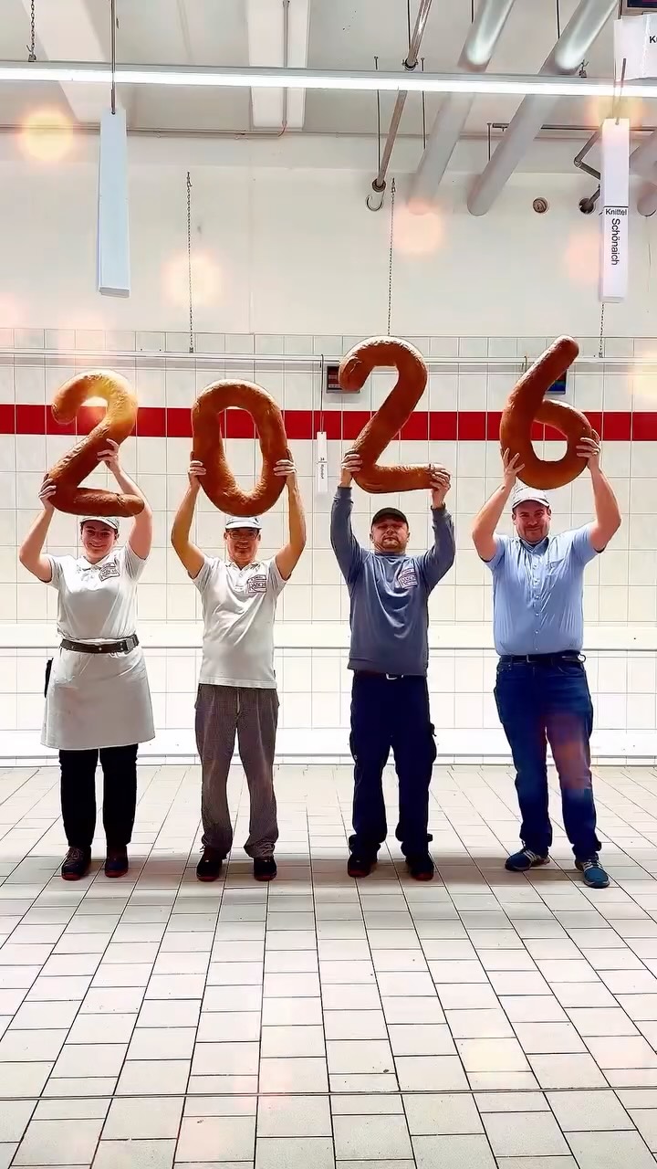 🥳 Bye 2025, hallo 2026!
Wir blicken auf ein wunderbares Jahr zurück und möchten Danke sagen: An euch für eure Treue ❤️
und ganz besonders an unsere Mitarbeiterinnen & Mitarbeiter – für euren täglichen Einsatz, eure Leidenschaft und euren Teamgeist. ✨
Am 01.01.2026 haben wir geschlossen.
Ab Freitag, 02.01.26 sind wir wieder wie gewohnt für euch da.
Ein frohes und gesundes neues Jahr 2026 wünschen deine Familie Raisch und das gesamte Team. 🎉
#raisch #baeckereiraisch #konditorei #bäckerei #backwaren #handwerk #2026 #happynewyear