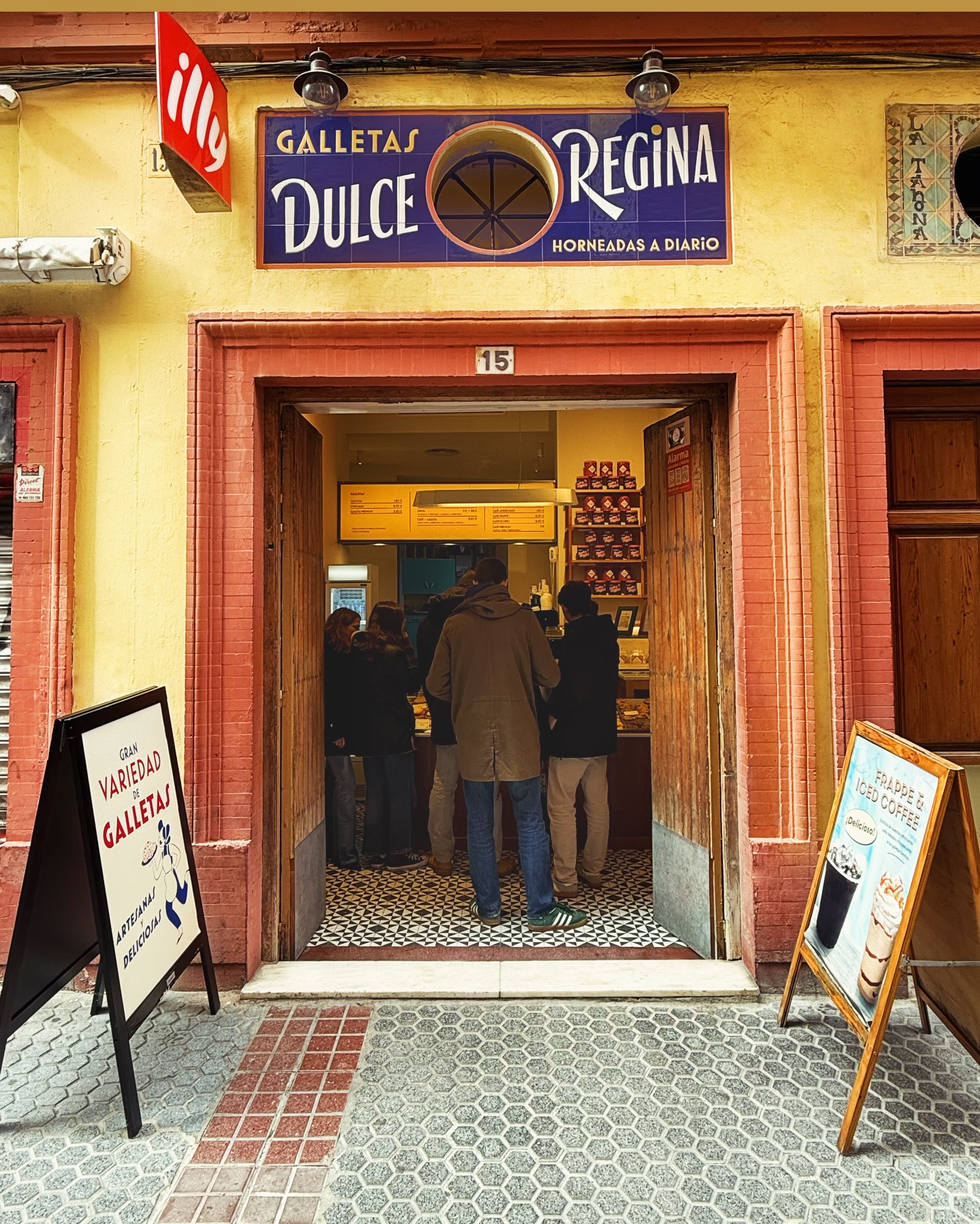 ✨ Bienvenido, 2026 ✨
Gracias a tod@s por estar al otro lado un año más.
Por venir a por la de siempre, por descubrir nuevas galletas, por regalar Dulce Regina, por elegirnos para vuestros momentos especiales… y también para los cotidianos.
Detrás de cada vitrina llena, de cada bandeja que sale del horno y de cada caja que se cierra con ilusión, estáis vosotr@s. Y eso es lo que hace que todo tenga sentido.
Brindamos por un nuevo año compartiendo antojos, sonrisas y muchas galletas más.
Feliz 2026 🍪✨