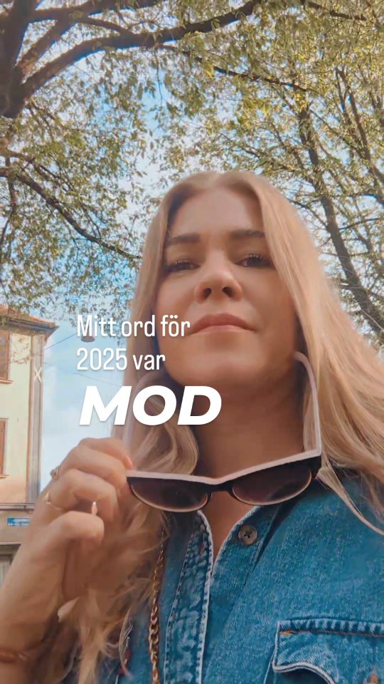 Ordet jag valde för 2025 var MOD.
Modet att räcka upp handen och säga:
”Jag kan göra allt det där som jag är rädd för.”
En av de sakerna var att jag vågade hålla i frigörande dans utan att veta vart det skulle leda.
Det ledde till en utbildning på Ibiza och en ännu starkare relation till dans, kroppen och välbefinnandet.
Jag stod precis i startgroparna för att erbjuda dans för seniorer när något i mitt ena bröst sa "Paus"
Och jag blev, ofrivilligt, en helt ny erfarenhet rikare.
2025 lärde mig att mod inte bara är expansion och uppgång.
Det är också att falla pladask.
Tack 2025 - För modet jag inte visste att jag hade ✨
.
.
.
.
.
.
.
.
#mod #2025 #frigörandedans #flowdancemeditation #clubyogagöteborg #göteborg #konstnär #inredaregöteborg #bröstcancer #seniordans #dansglädje #