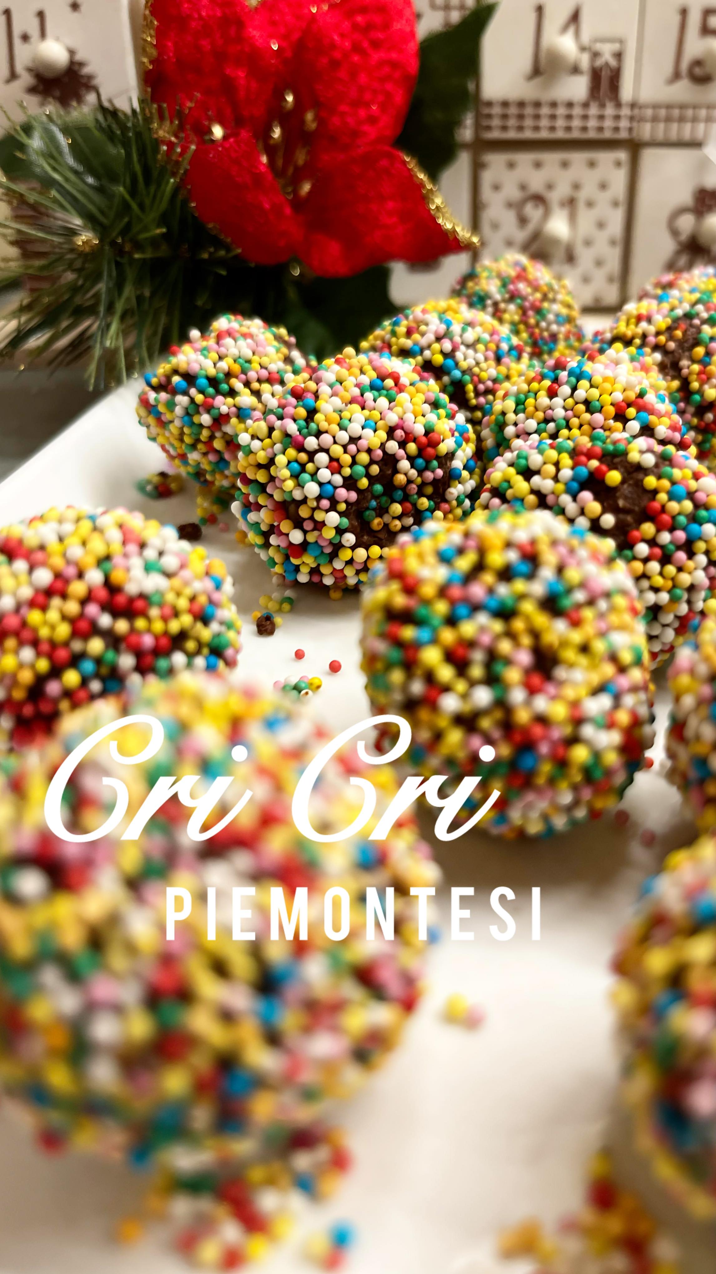 Ci sono sapori che sono veri e propri ricordi 🤍
I CRI CRI fanno parte della TRADIZIONE PIEMONTESE e per me hanno il volto e il sorriso di mia nonna, torinese doc.
Ogni volta che andavo a trovarla mi aspettava sempre con un cri cri: erano i miei dolcetti preferiti.
Ancora oggi, se penso ai cri cri, penso a lei.
È anche per questo che ho deciso di preparare la mia versione dei cri cri, cercando di farli assomigliare il più possibile a quelli originali.
Realizzarli è stato un vero tuffo nel passato.
Vi lascio la ricetta (in base alla grandezza ne verranno circa una ventina):
{Prima mi raccomando seguimi qui 👉 @valigiainfarinata per non perderti nemmeno una ricetta}
Ingredienti:
• 200 g di cioccolato fondente al 75%
• 100 g di farina di nocciole
• nocciole intere tostate
• zuccherini bianchi (io non li ho trovati e ho usato quelli colorati)
Io avevo le nocciole intere con il guscio e le ho tostate in friggitrice ad aria, ma potete tranquillamente usare nocciole già tostate.
Procedimento:
Tritate il cioccolato e scioglietelo a bagnomaria.
Unite la farina di nocciole e amalgamate bene.
Il composto vi sembrerà troppo molle: è normale, non preoccupatevi.
Lasciatelo raffreddare per almeno 30 minuti (anche di più se serve), facendo attenzione a non farlo indurire troppo.
Quando avrà la giusta consistenza, iniziate a formare le palline:
prendete una piccola quantità di impasto, inserite al centro una nocciola intera, richiudete bene formando la pallina (se serve ungetevi le mani con un po’ di olio di cocco o di semi).
Passate ogni pallina negli zuccherini e mettete da parte.
Lasciate riposare per qualche ora, anche in frigo.
I vostri cri cri sono pronti… e potrete fare anche voi, come me, un piccolo viaggio nel passato 💫
Viaggio nel gusto
Nonna
saporiantichi
ricettedicasa
cioccolato
nocciolepontesi
comfortfood
dolcifattiincasa
foodmemories
#cricri #tradizionepiemontese #dolcidellamemoria #ricordidinfanzia #valigiainfarinata