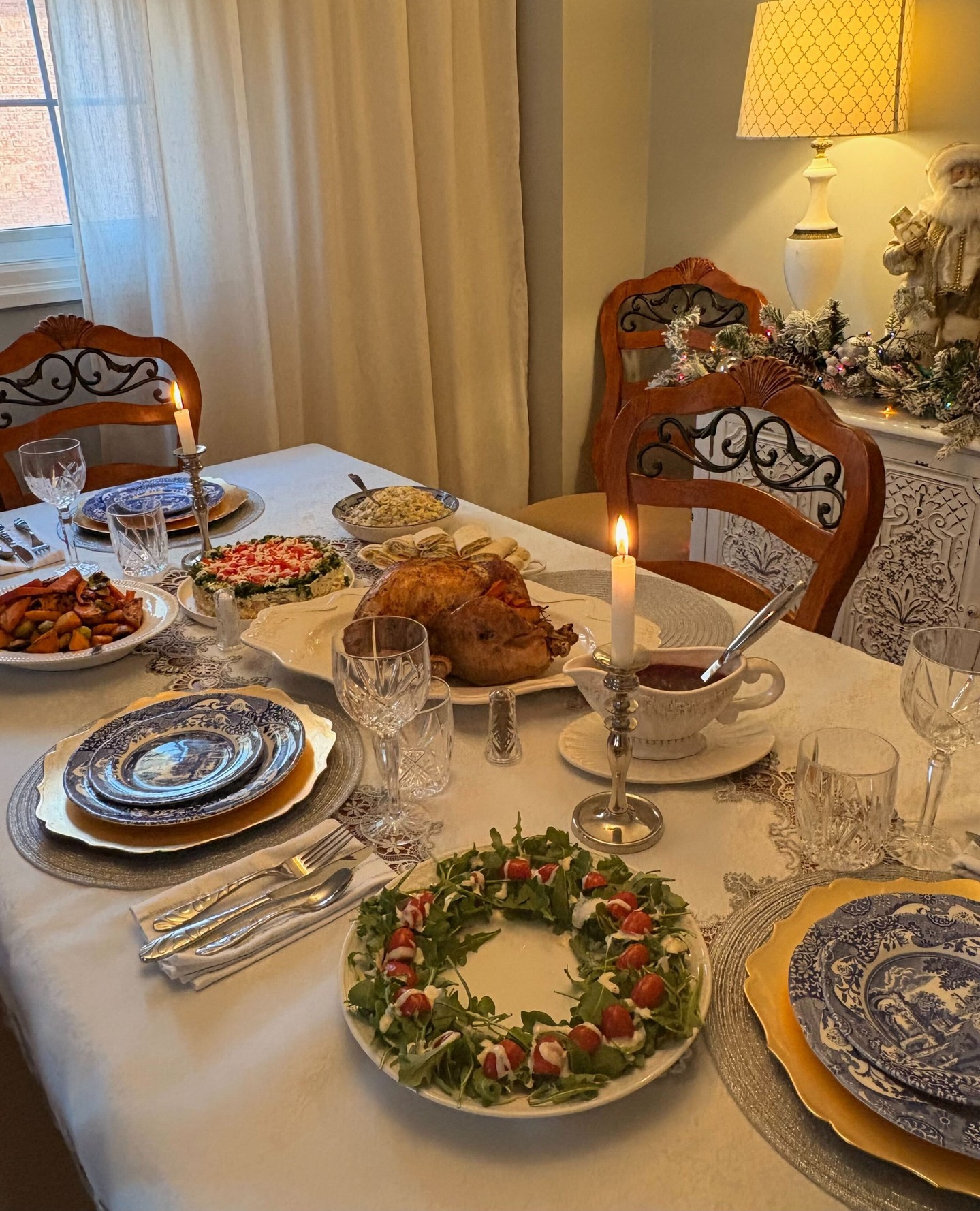 We hope you all had a Merry Christmas with your loved ones! Here are some of the Christmas trees and celebrations from the OYL executives this year. We wish you a restful and joyful holiday season!
//
Nous espérons que vous avez tous passé un joyeux Noël avec vos proches ! Voici quelques-uns des sapins de Noël et célébrations de notre équipe .Nous vous souhaitons de passer une période des fêtes reposante et agréable !