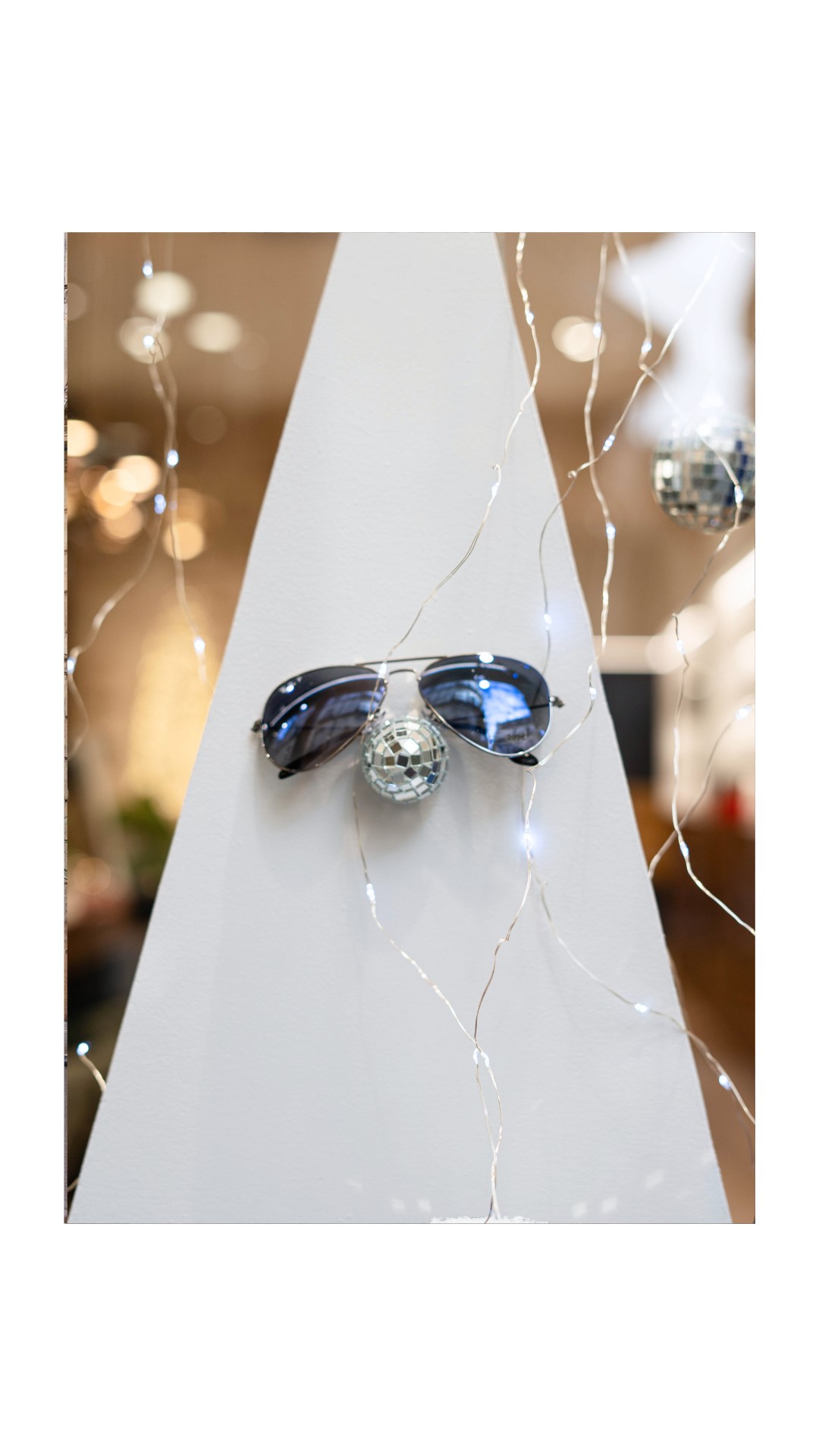 🎞️ 2025, c’était…
Des rires, des rencontres, des essayages, des montures coup de cœur, des looks audacieux, des verres qui brillent, et surtout… VOUS 💛
Merci pour votre confiance, votre fidélité, vos passages en boutique, vos petits mots et vos grands sourires. Chaque moment partagé avec vous cette année a compté ✨
2025, c’est fini… mais 2026, on est prêt !
Une nouvelle année, de nouvelles montures, et toujours la même passion au service de votre regard.
🎉 Belle fin d’année à tous,
Et à très vite… en 2026 👋
—